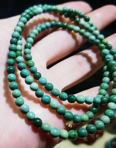 原矿绿松石小米珠手串纯天然无任何优化，可见轻微包浆变色，克重:12尺寸:0.3cm。 原矿绿松石小米珠手串纯天然无任何优化，可见轻微包浆变色，克重:12尺寸:0.3cm。