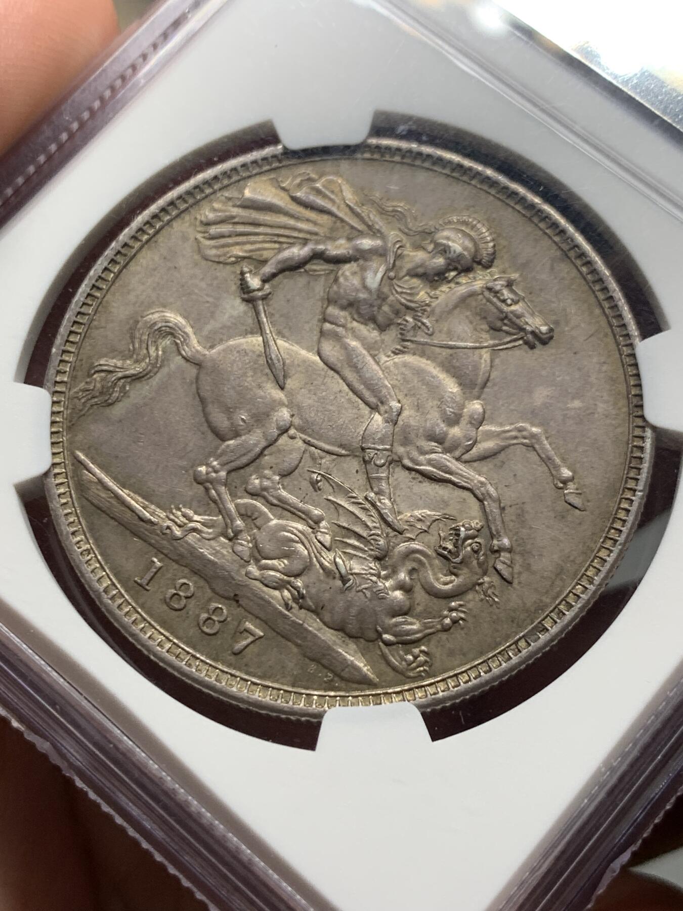 《竞宝斋》第319场 周日，周一，周二  3场连拍 （全场包邮） NGC AU58 英国1887年维多利亚女王高冠马剑一克朗银币 紫罗兰包浆 细节极佳