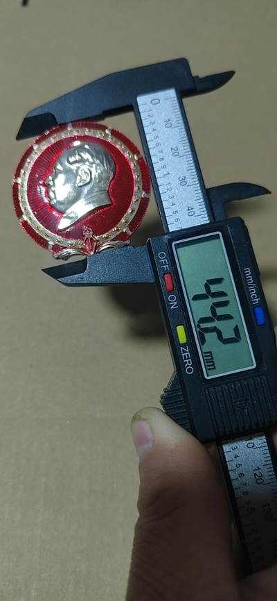 毛主席像章专场 🔥🔥精美花边异形章🔥🔥毛主席像章，44.2毫米，4007散套章之一