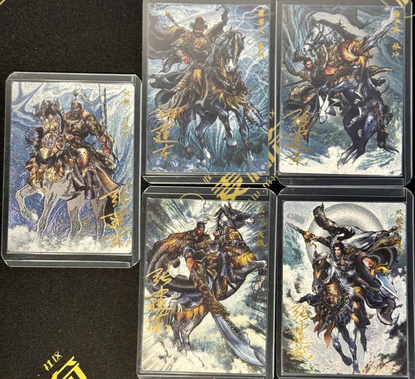 白泽拍卖卡牌手绘专场第8期（露深花气冷，霜降蟹膏肥） 2024 卡德曼 张建东水浒 马军五虎将粗闪5张 张建东亲签 关胜 39/88,呼延灼 03/88，董平 80/88，秦明 77/88，林冲 08/88 卡夹封装