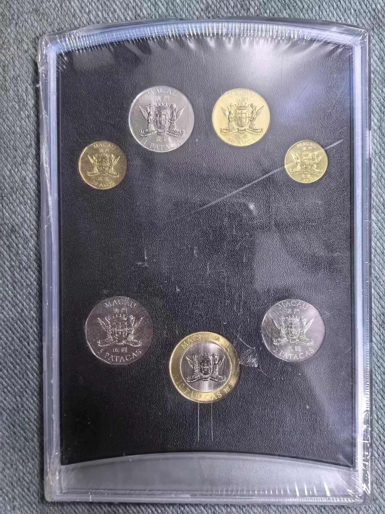 北京马甸外国币专卖微拍第128期，外国非贵金属纪念币，流通币专场，陆续上新，欢迎关注 1999年澳门回归官方精装纪念册