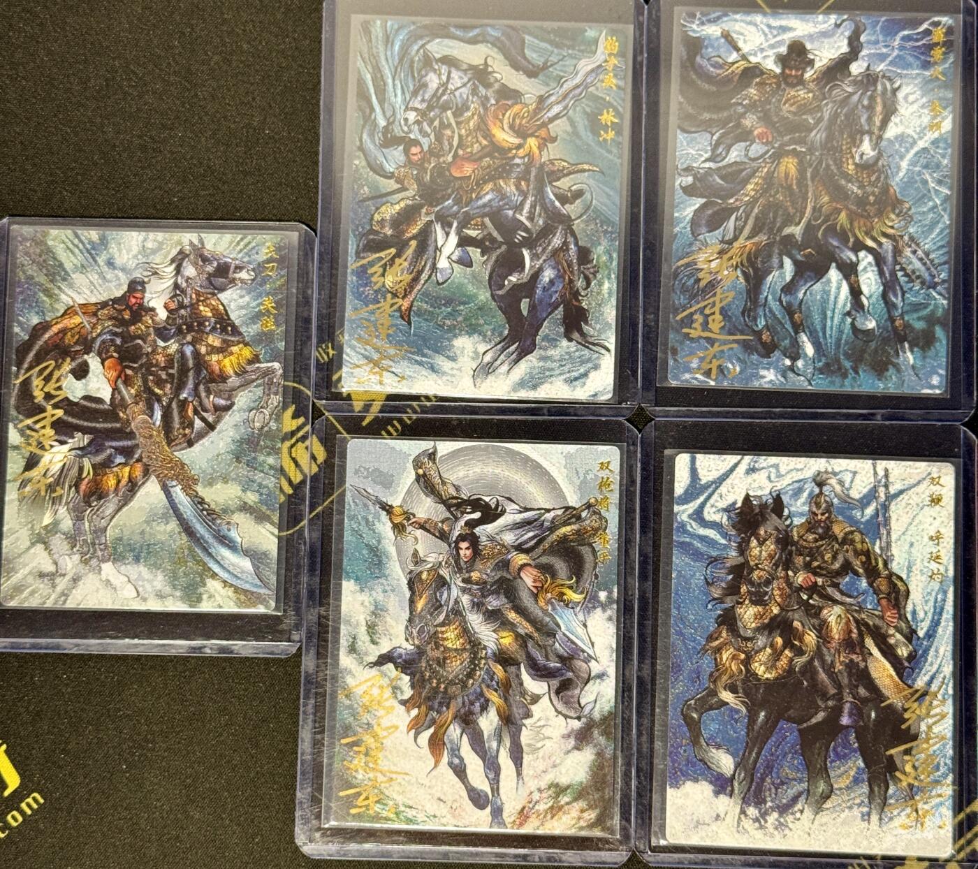 白泽拍卖卡牌手绘专场第8期（露深花气冷，霜降蟹膏肥） 2024 卡德曼 张建东水浒 马军五虎将粗闪5张 张建东亲签 关胜 25/88,呼延灼 37/88，董平 74/88，秦明 81/88，林冲 19/88 卡夹封装