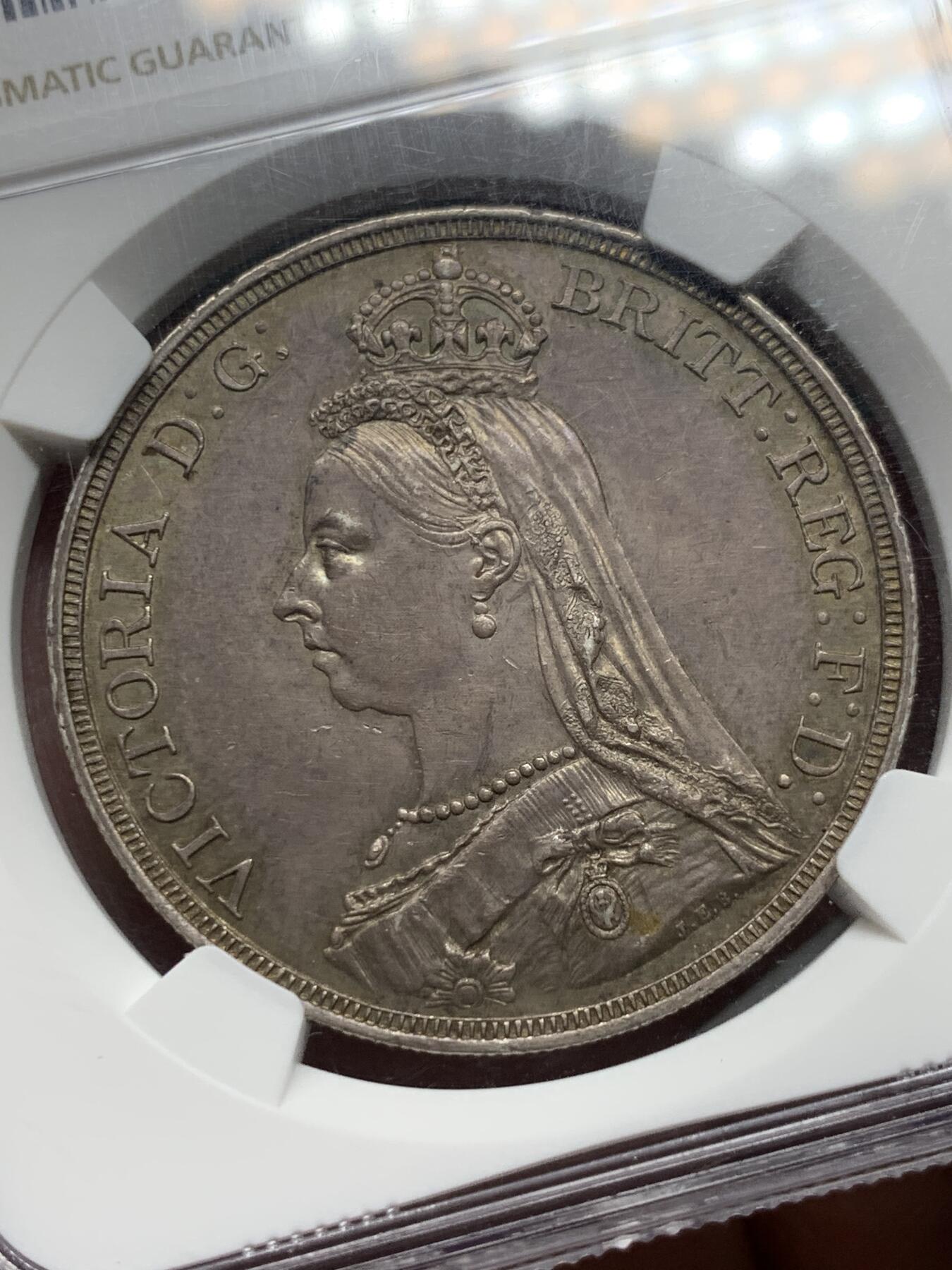 《竞宝斋》第319场 周日，周一，周二  3场连拍 （全场包邮） NGC AU58 英国1887年维多利亚女王高冠马剑一克朗银币 紫罗兰包浆 细节极佳