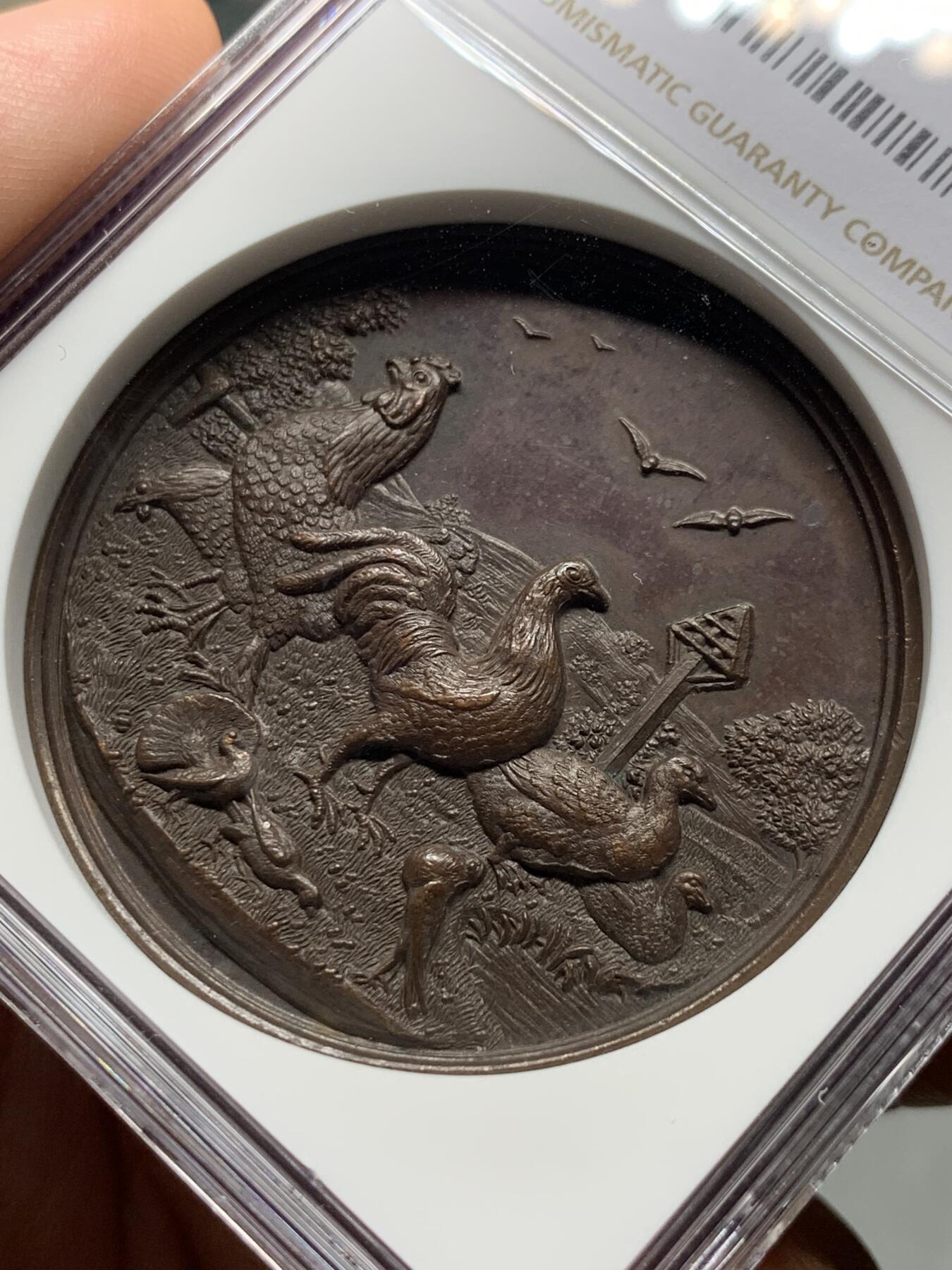 《竞宝斋》第319场 周日，周一，周二  3场连拍 （全场包邮） NGC MS63BN 英国家禽俱乐部农业大铜章 超高浮雕 羽毛犀利 加厚盒
