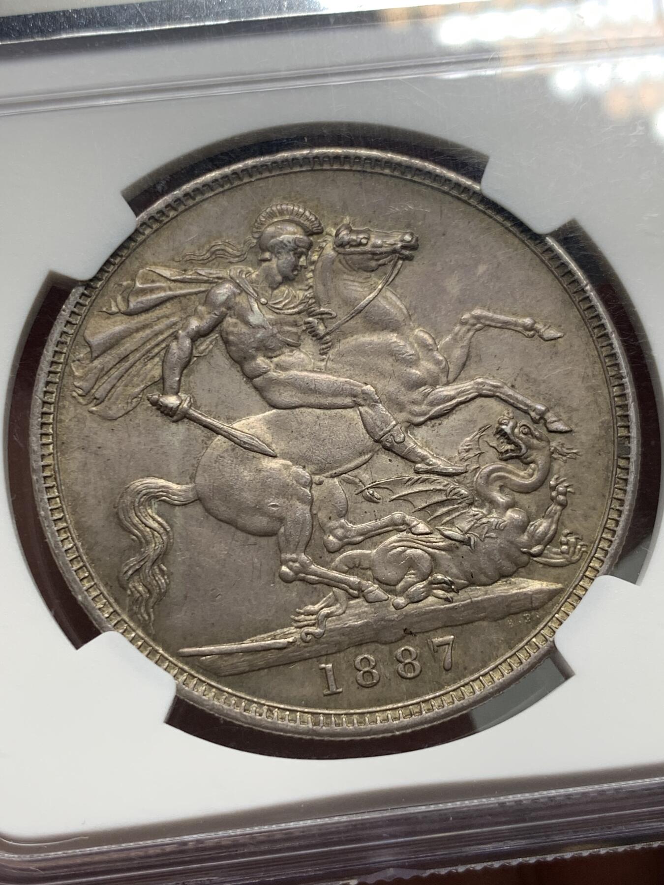 《竞宝斋》第319场 周日，周一，周二  3场连拍 （全场包邮） NGC AU58 英国1887年维多利亚女王高冠马剑一克朗银币 紫罗兰包浆 细节极佳