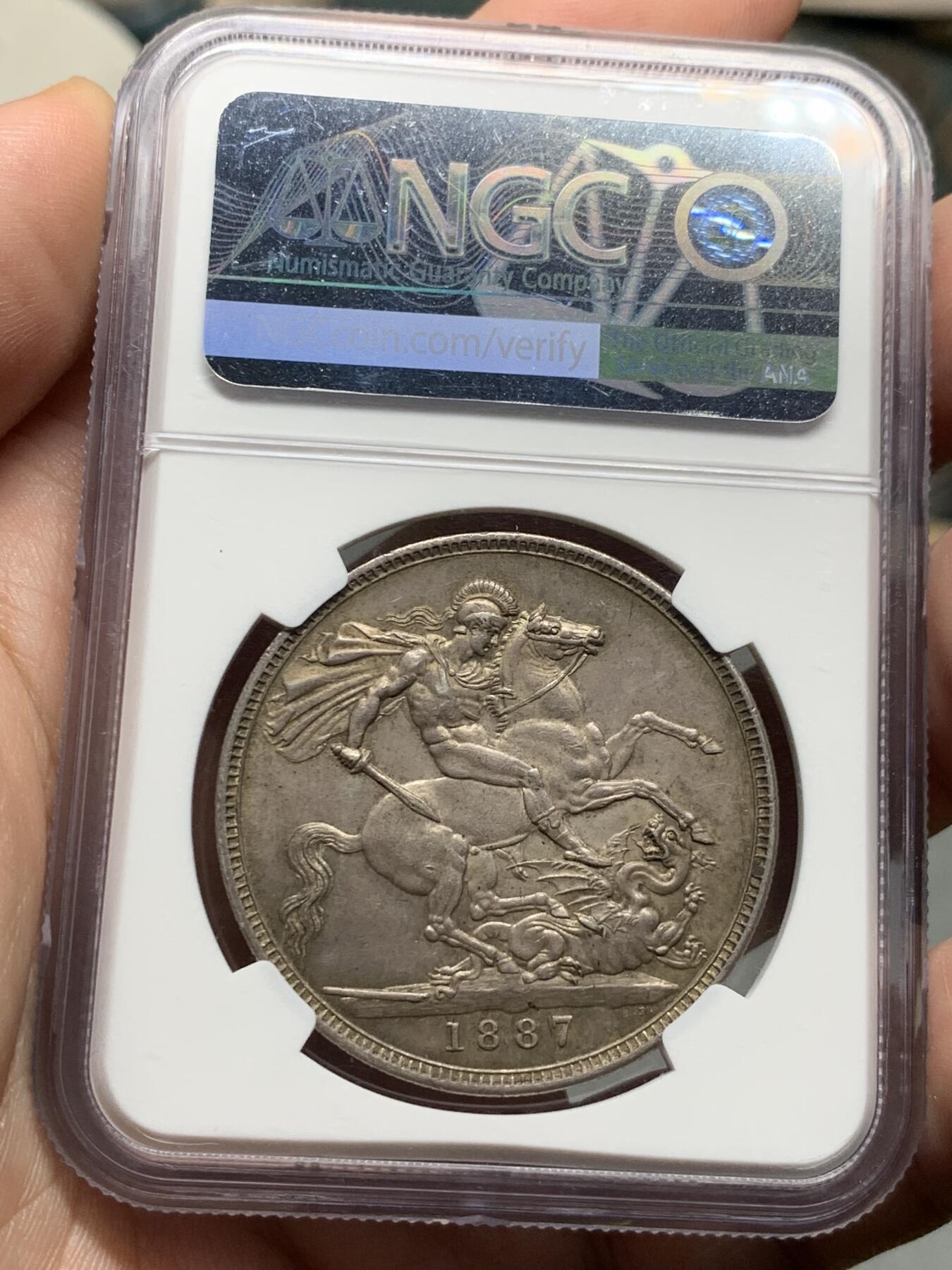 《竞宝斋》第319场 周日，周一，周二  3场连拍 （全场包邮） NGC AU58 英国1887年维多利亚女王高冠马剑一克朗银币 紫罗兰包浆 细节极佳