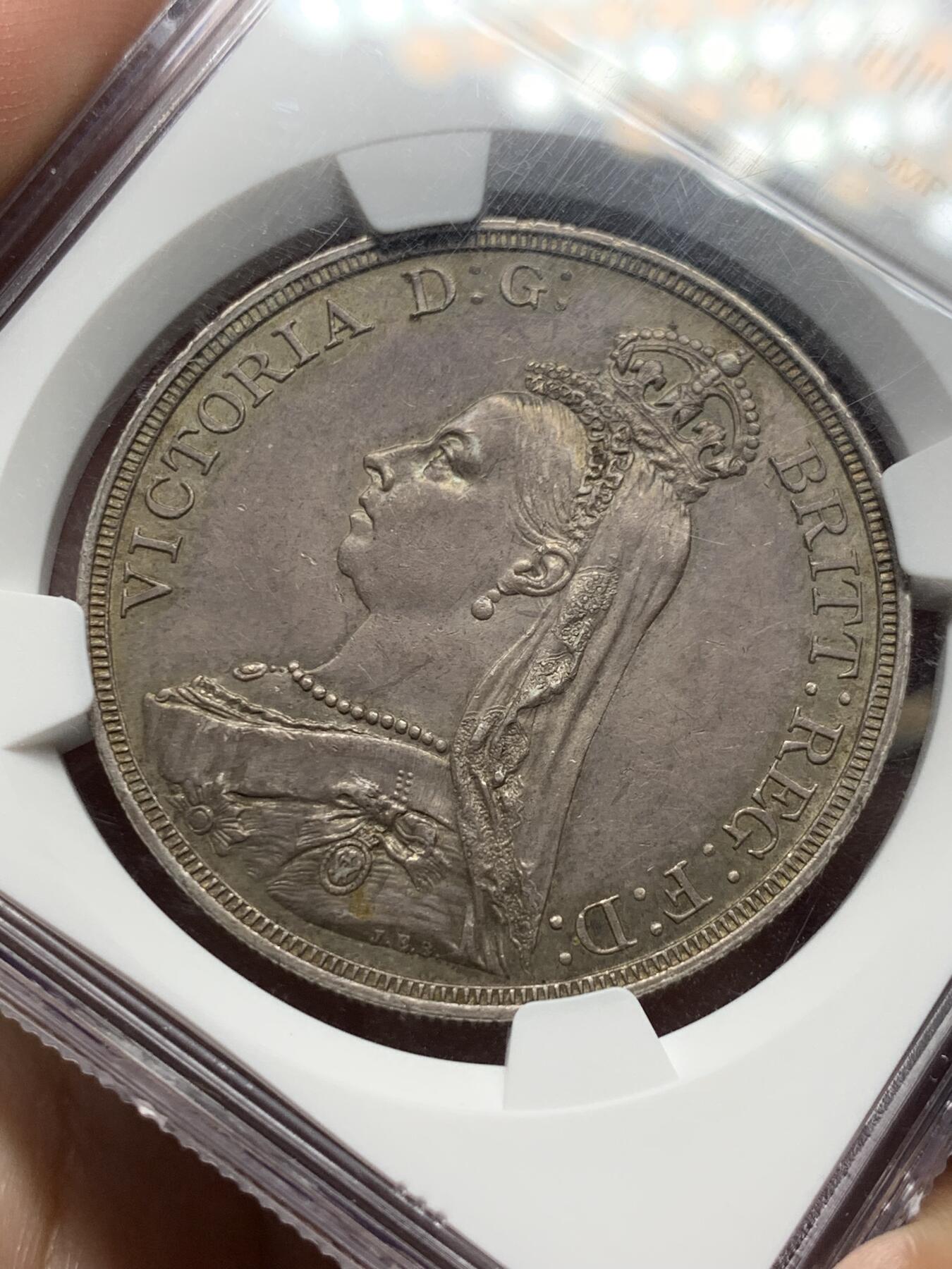 《竞宝斋》第319场 周日，周一，周二  3场连拍 （全场包邮） NGC AU58 英国1887年维多利亚女王高冠马剑一克朗银币 紫罗兰包浆 细节极佳