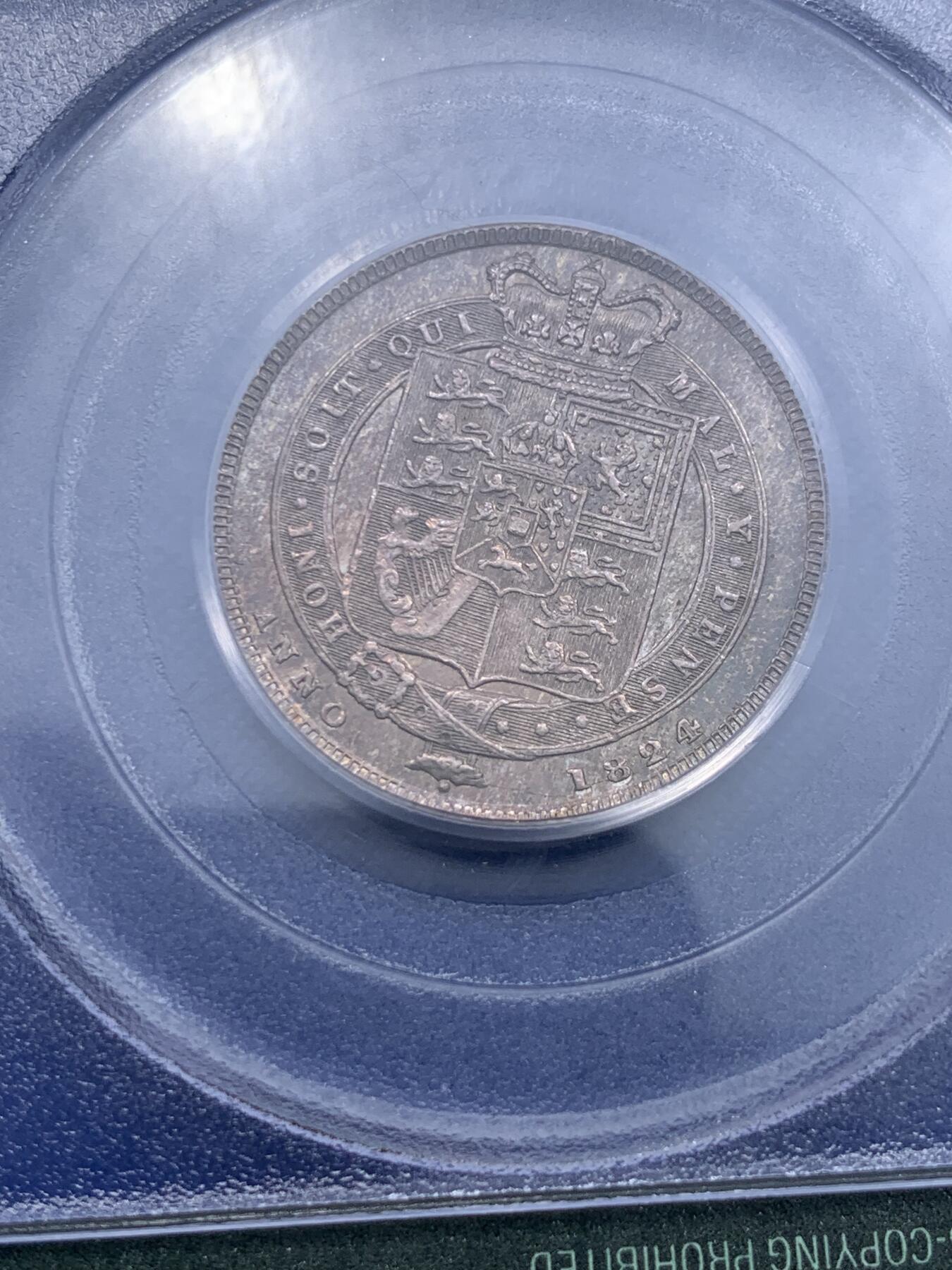 《竞宝斋》第319场 周日，周一，周二  3场连拍 （全场包邮） PCGS MS63 英国1824乔治四世1先令 盾徽版，比三花版贵多了，不常见年份！老盒子严评，和过手过的64状态一样.原光，包浆炫丽！嘉德盾徽细节好，不可多得