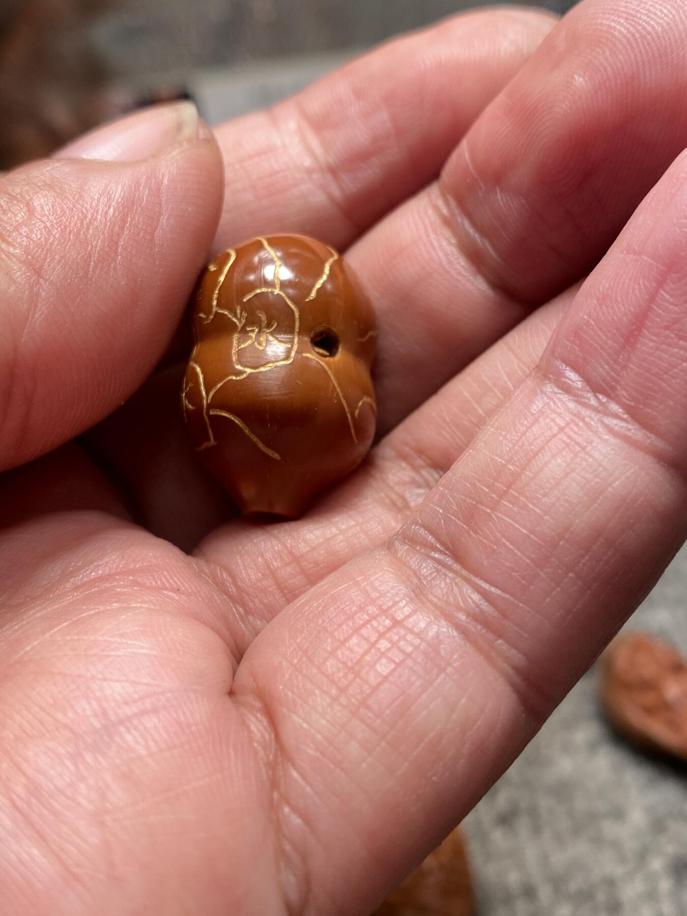 苏工核雕与你有缘 福利苏工核雕，纯手工金木水火土，福在眼前，福禄三通，非通货，老籽铁核，个性立体好玩个性，尺寸1。7x2.45喜欢的来