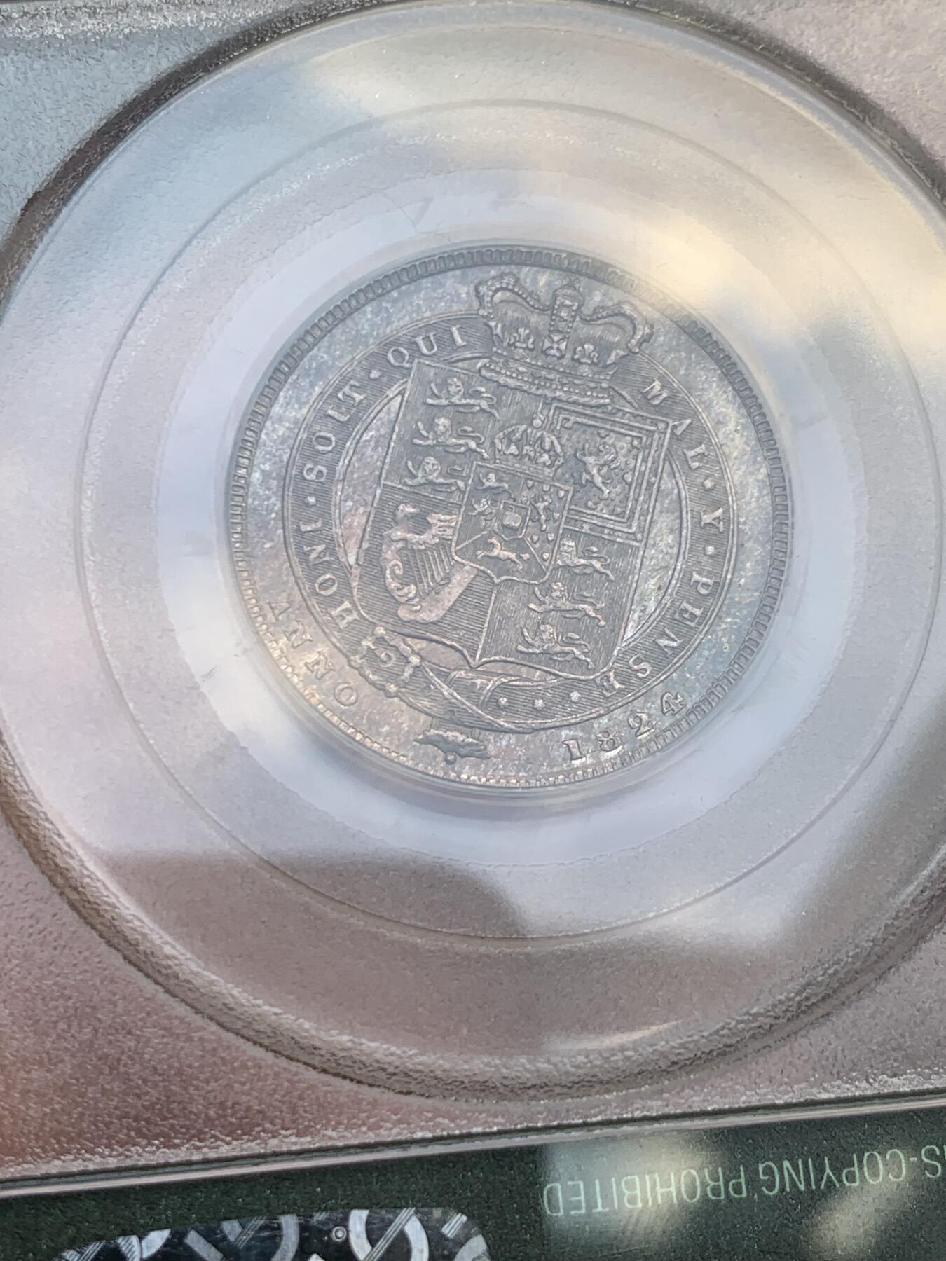《竞宝斋》第319场 周日，周一，周二  3场连拍 （全场包邮） PCGS MS63 英国1824乔治四世1先令 盾徽版，比三花版贵多了，不常见年份！老盒子严评，和过手过的64状态一样.原光，包浆炫丽！嘉德盾徽细节好，不可多得
