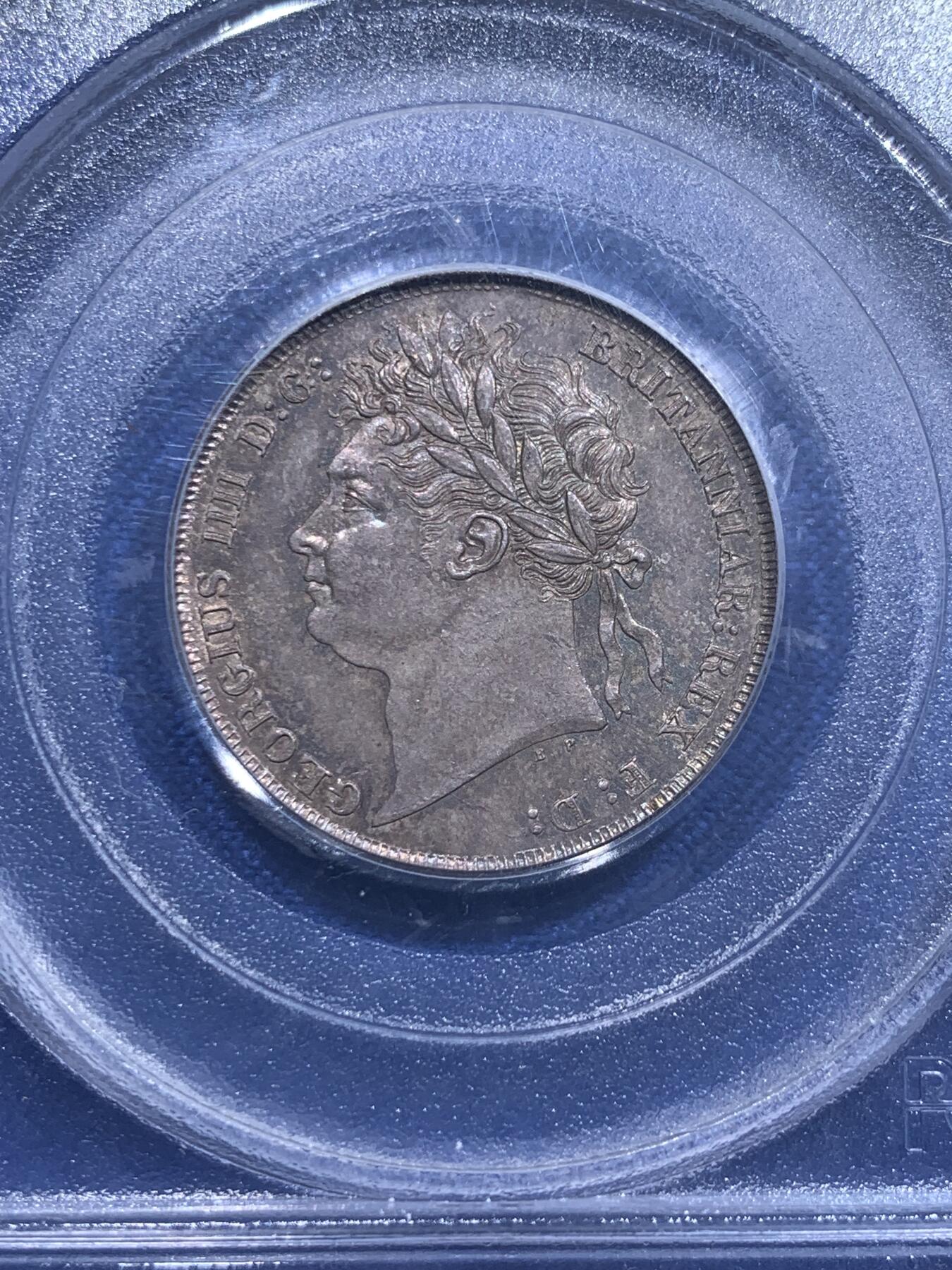 《竞宝斋》第319场 周日，周一，周二  3场连拍 （全场包邮） PCGS MS63 英国1824乔治四世1先令 盾徽版，比三花版贵多了，不常见年份！老盒子严评，和过手过的64状态一样.原光，包浆炫丽！嘉德盾徽细节好，不可多得