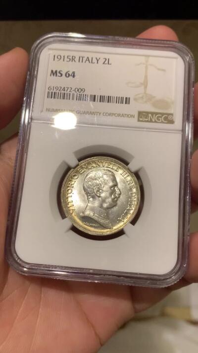 《竞宝斋》第319场 周日，周一，周二  3场连拍 （全场包邮） NGC MS64 意大利1915年马车2里拉 经典品种 漂亮设计 小环彩 币面强光