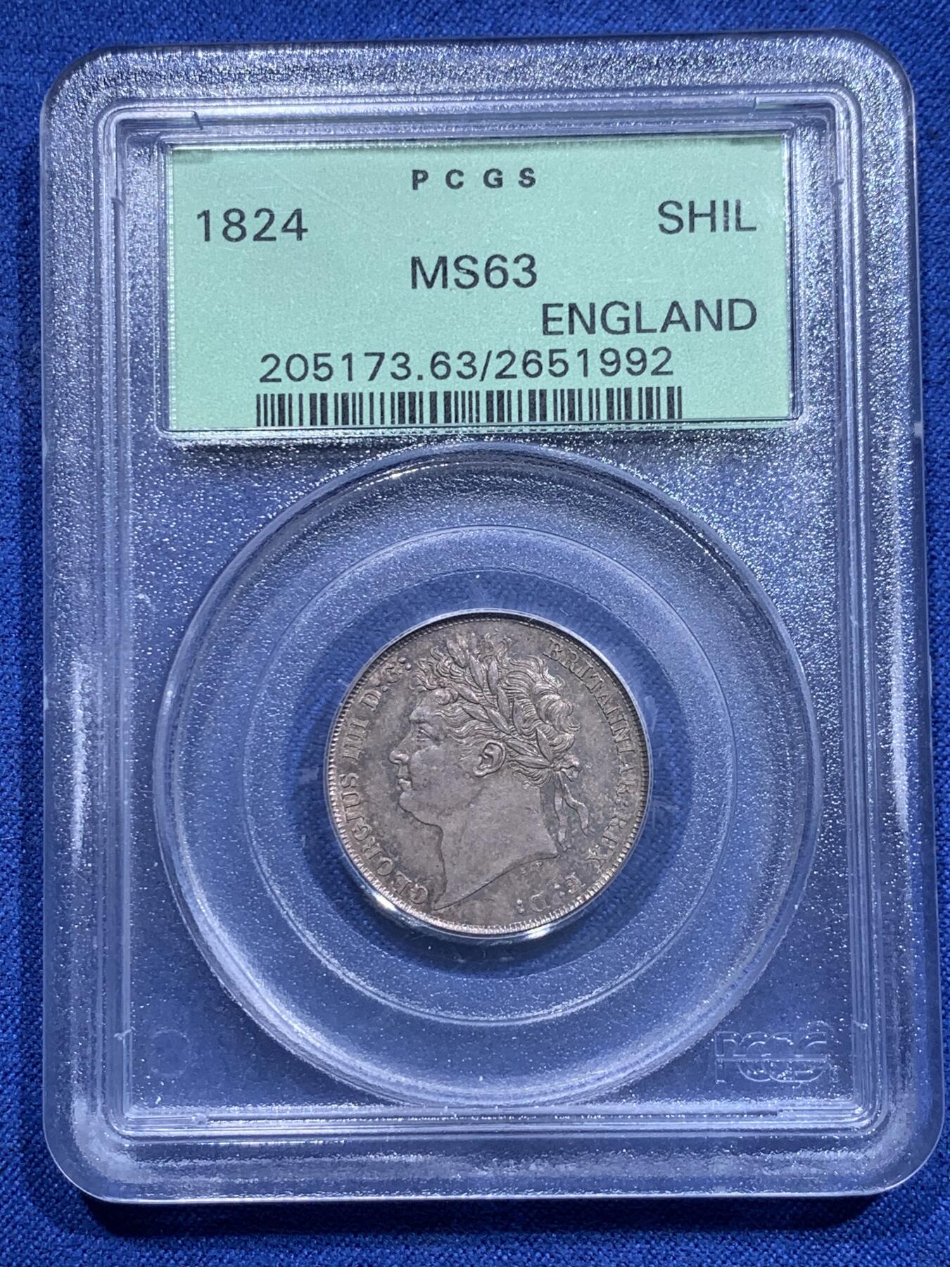 《竞宝斋》第319场 周日，周一，周二  3场连拍 （全场包邮） PCGS MS63 英国1824乔治四世1先令 盾徽版，比三花版贵多了，不常见年份！老盒子严评，和过手过的64状态一样.原光，包浆炫丽！嘉德盾徽细节好，不可多得