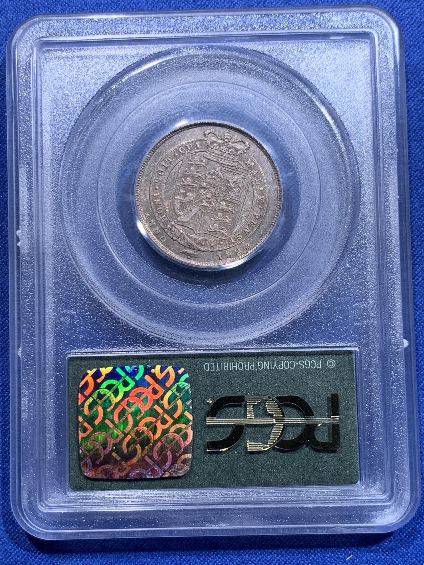 《竞宝斋》第319场 周日，周一，周二  3场连拍 （全场包邮） PCGS MS63 英国1824乔治四世1先令 盾徽版，比三花版贵多了，不常见年份！老盒子严评，和过手过的64状态一样.原光，包浆炫丽！嘉德盾徽细节好，不可多得