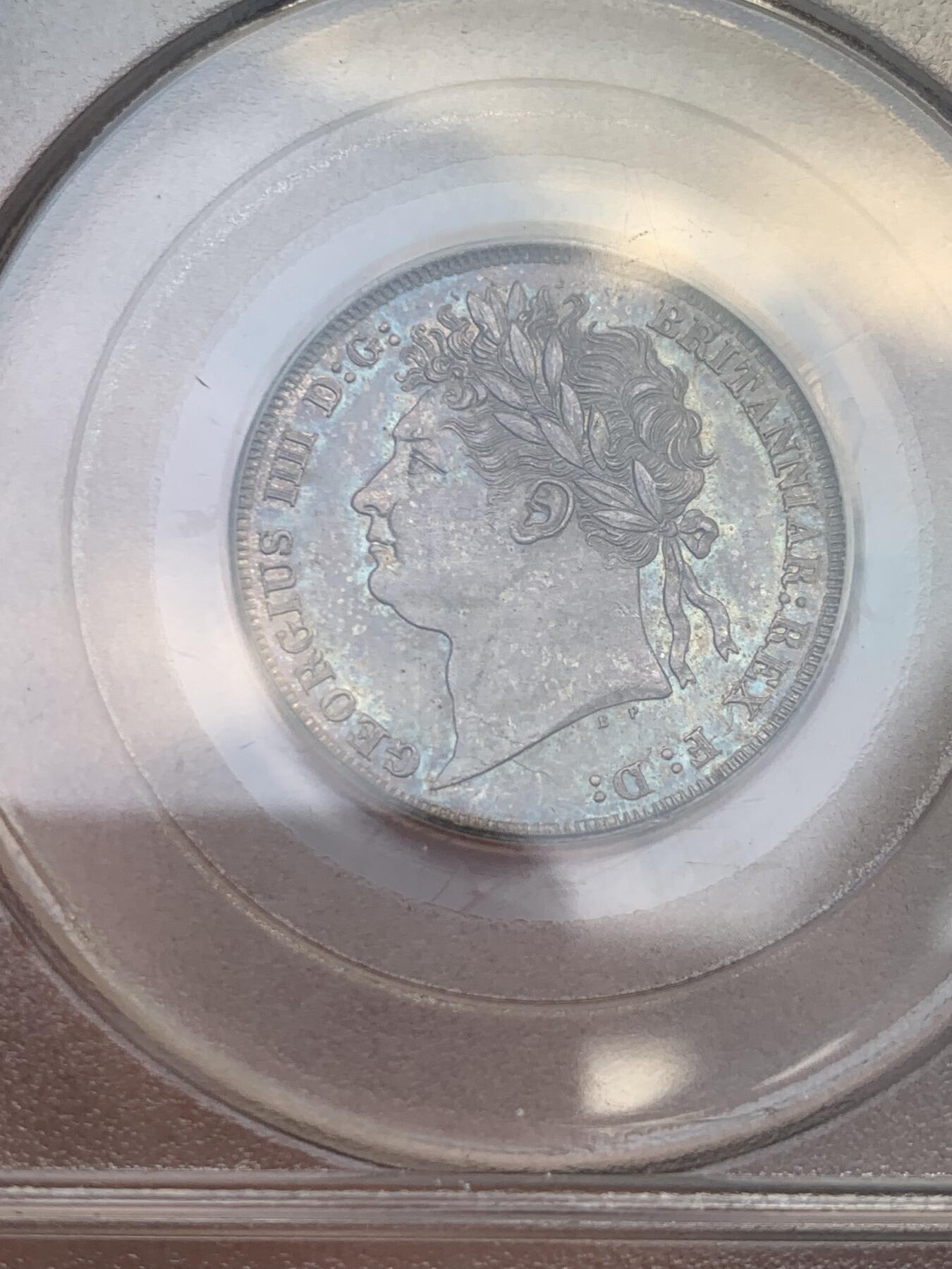 《竞宝斋》第319场 周日，周一，周二  3场连拍 （全场包邮） PCGS MS63 英国1824乔治四世1先令 盾徽版，比三花版贵多了，不常见年份！老盒子严评，和过手过的64状态一样.原光，包浆炫丽！嘉德盾徽细节好，不可多得