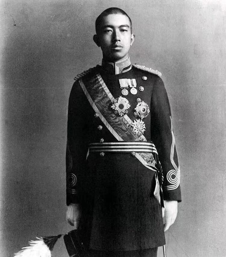 博洋堂世界钱币拍卖第096期（全场包邮） 日本大正10年（1921年）皇太子海外御巡游大银章，雕家:S.NAKANO，尺寸:60mm，重量:约100g，边铭银标:950、造币局製，原盒好品相老包浆。正面为皇太子裕仁戎装像及“皇太子殿下海外御巡游记念”字样，背面为“香取”号战舰、双鸽及“大正十年三月三日”字样。此章铜质常见，银制罕见此枚是加重版!!!一般银版只有八十多克不到点，这枚却近100克