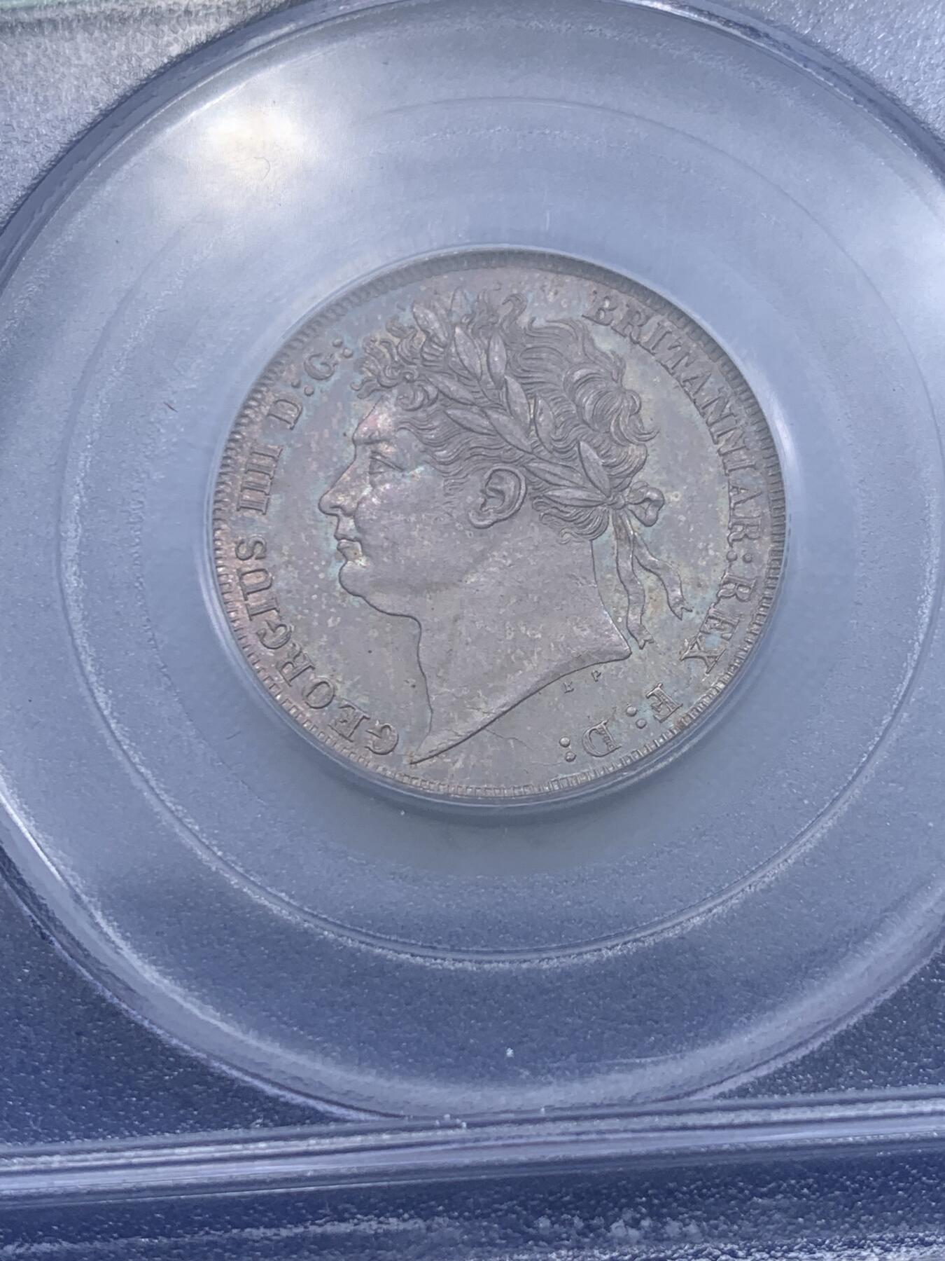 《竞宝斋》第319场 周日，周一，周二  3场连拍 （全场包邮） PCGS MS63 英国1824乔治四世1先令 盾徽版，比三花版贵多了，不常见年份！老盒子严评，和过手过的64状态一样.原光，包浆炫丽！嘉德盾徽细节好，不可多得