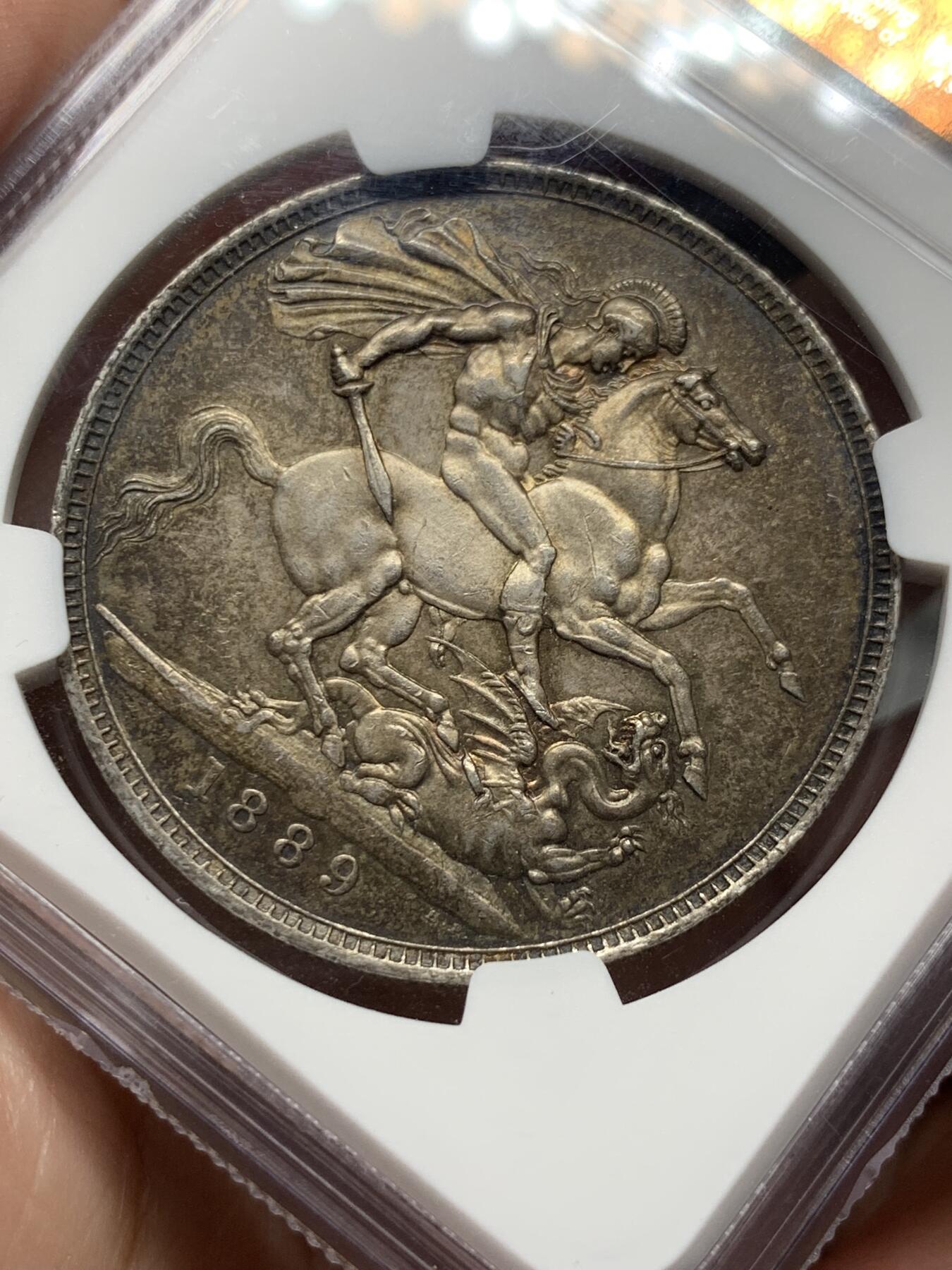 《竞宝斋》第320场 周日，周一，周二  3场连拍 （全场包邮） NGC MS61 英国1889年维多利亚高冠马剑银币 厚重的黑五彩包浆 味道十足 包浆币爱好者不要错过