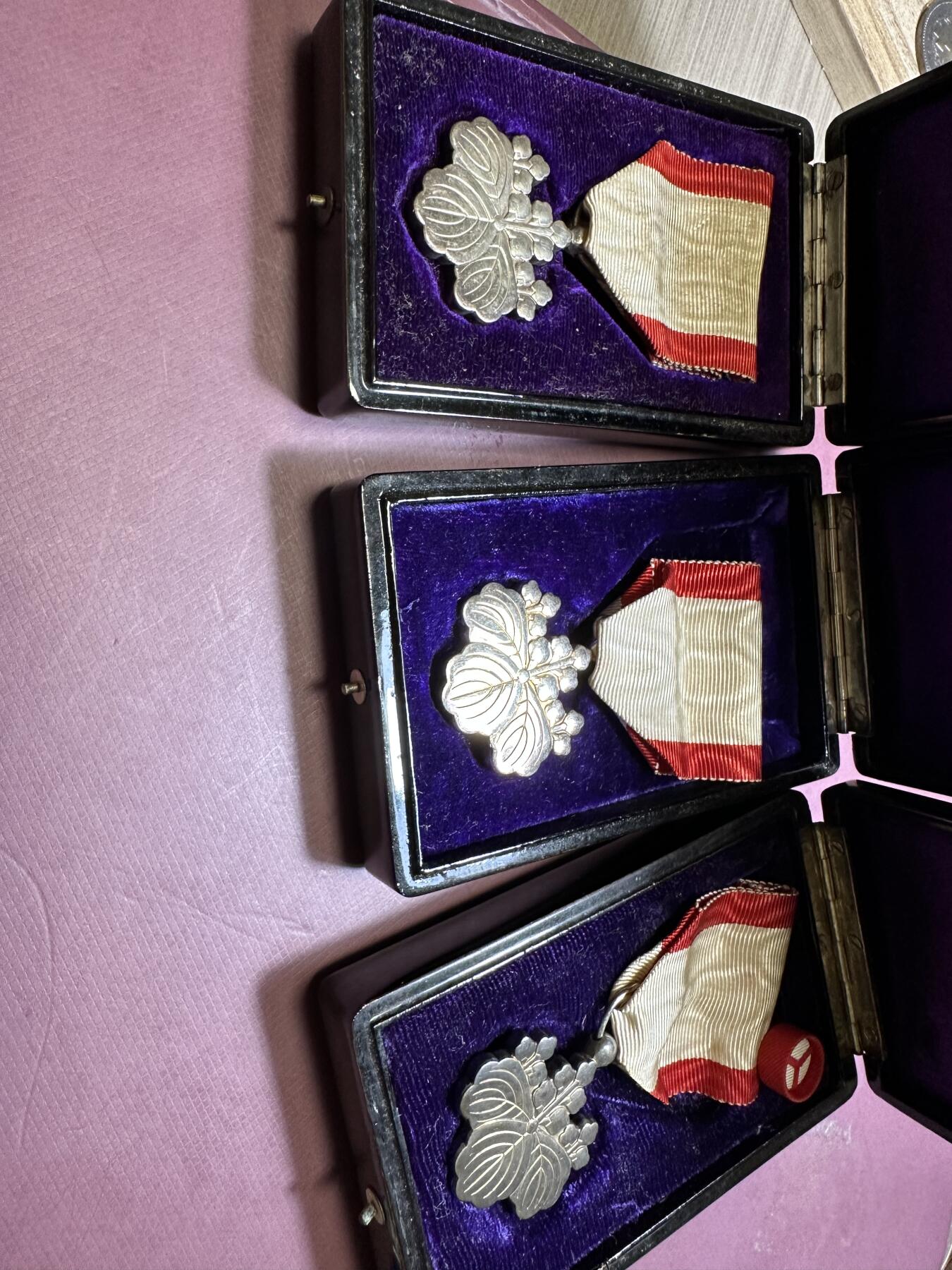 外国章，勋记，外币混合专场 八等白色桐叶章3套，银质