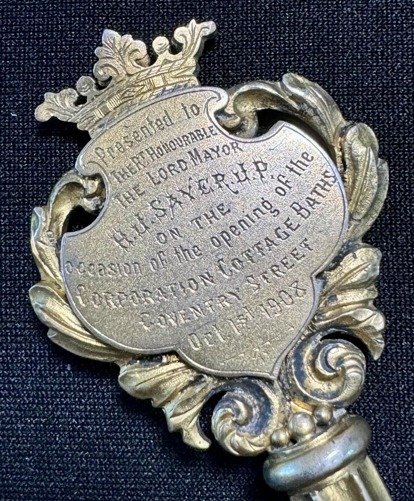 1908年英国古董纯银珐琅彩鎏金纪念钥匙，四标全，由知名工匠M&B制作，做工精致，珐琅完美近120年很难得，长11.2厘米重约48克。