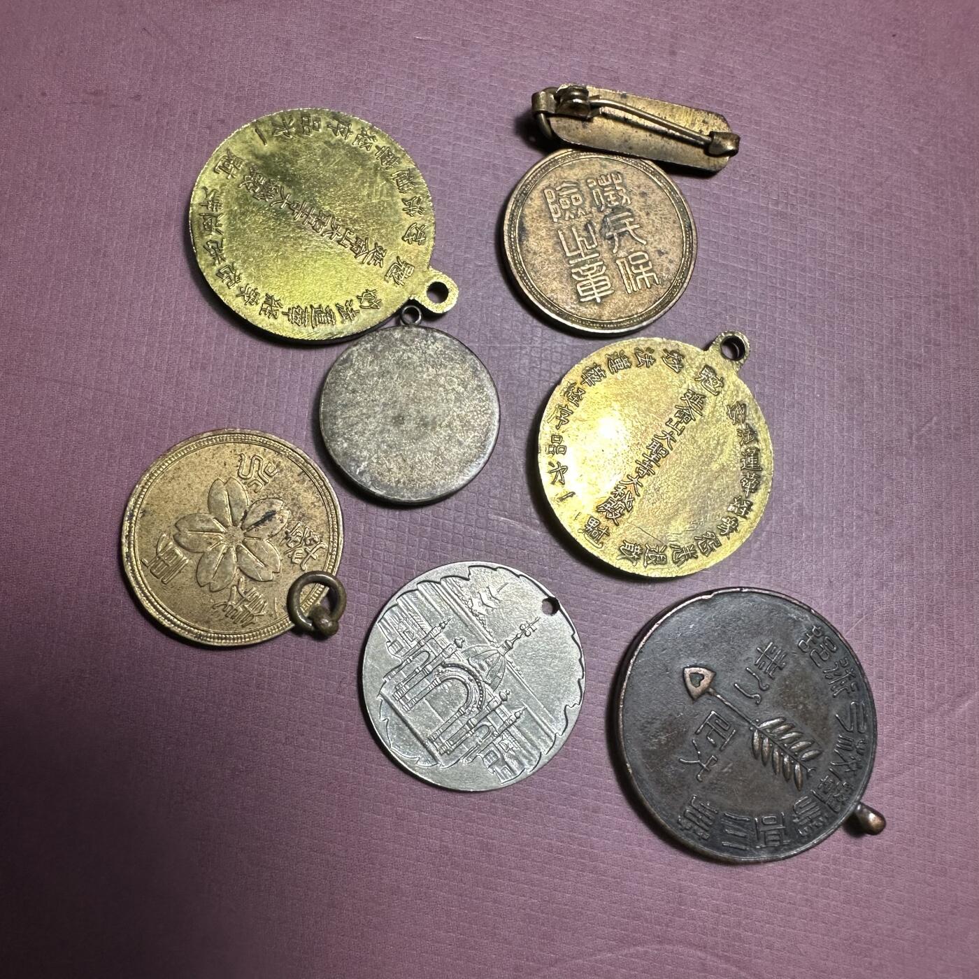 外国章，勋记，外币混合专场 日本杂章7枚，有一枚银的