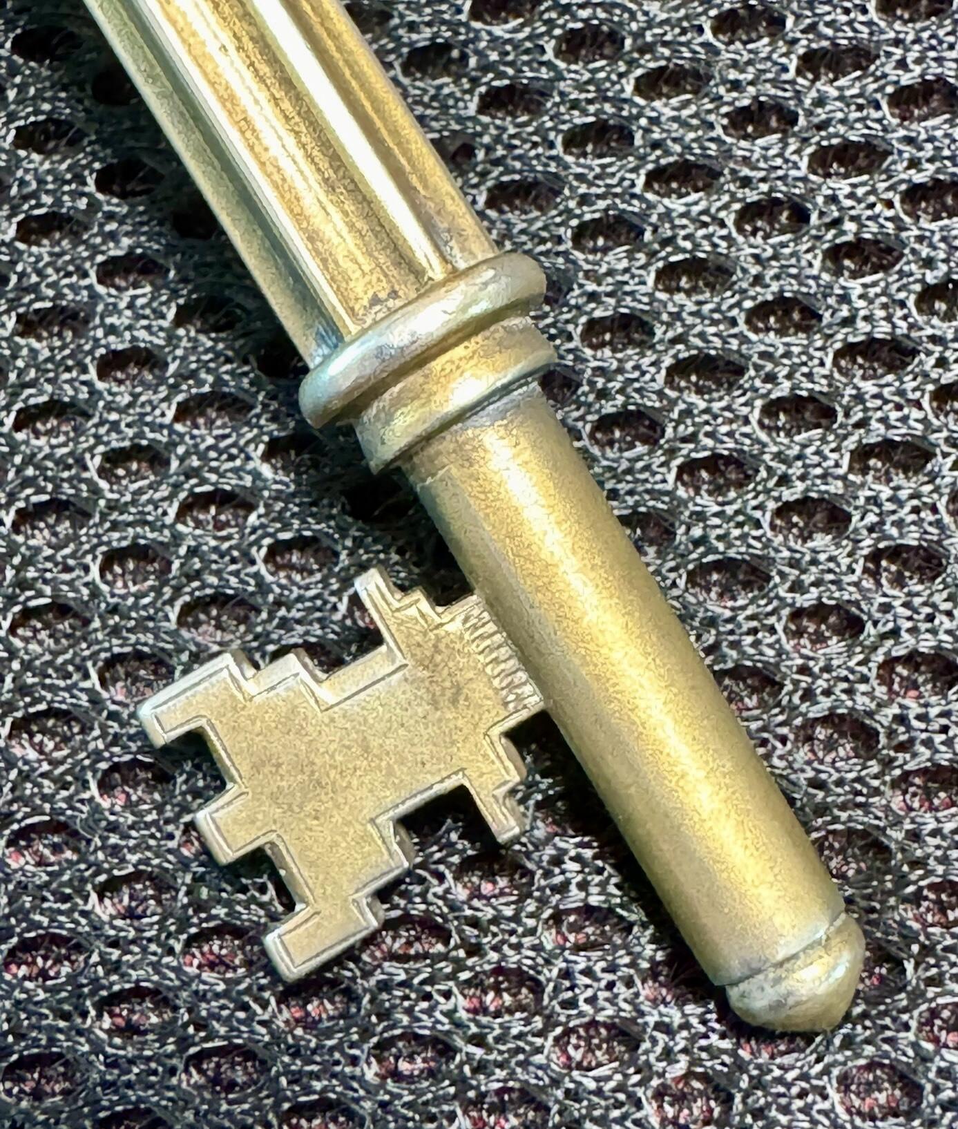 1908年英国古董纯银珐琅彩鎏金纪念钥匙，四标全，由知名工匠M&B制作，做工精致，珐琅完美近120年很难得，长11.2厘米重约48克。