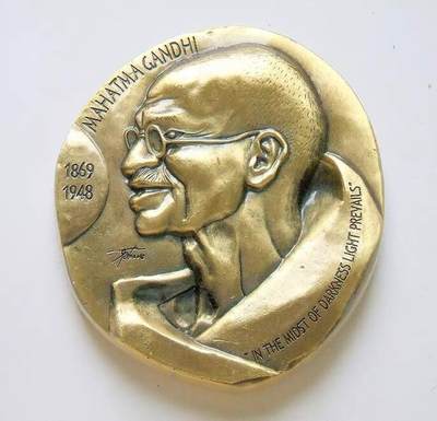 印度1994年伟人圣雄甘地 高浮雕精制椭圆型超大铜章56×60MM厚8MM 120克 - 印度1994年伟人圣雄甘地 高浮雕精制椭圆型超大铜章56×60MM厚8MM 120克