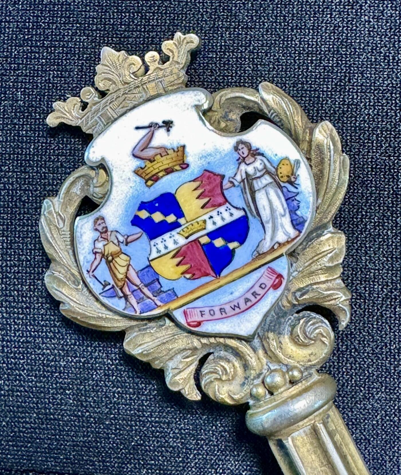 1908年英国古董纯银珐琅彩鎏金纪念钥匙，四标全，由知名工匠M&B制作，做工精致，珐琅完美近120年很难得，长11.2厘米重约48克。