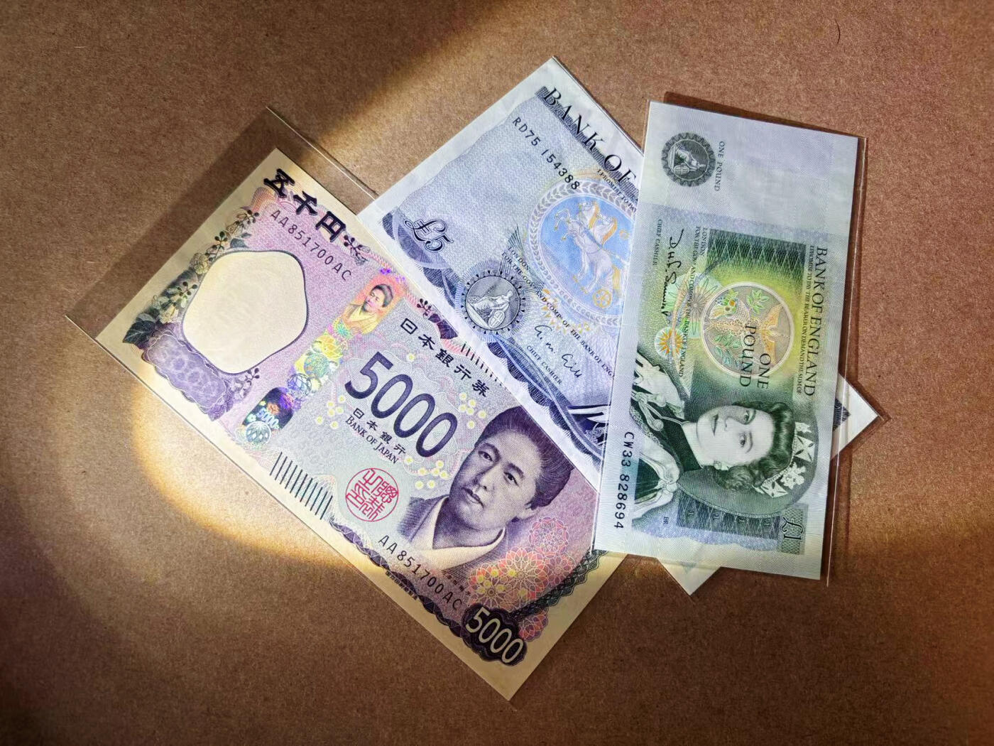 【Blue Auction】✨世界纸币精拍第565期【精】 【一组3张】日本 5000日元 全新UNC AAA冠 &英国 D序列 1-5镑 品相如图