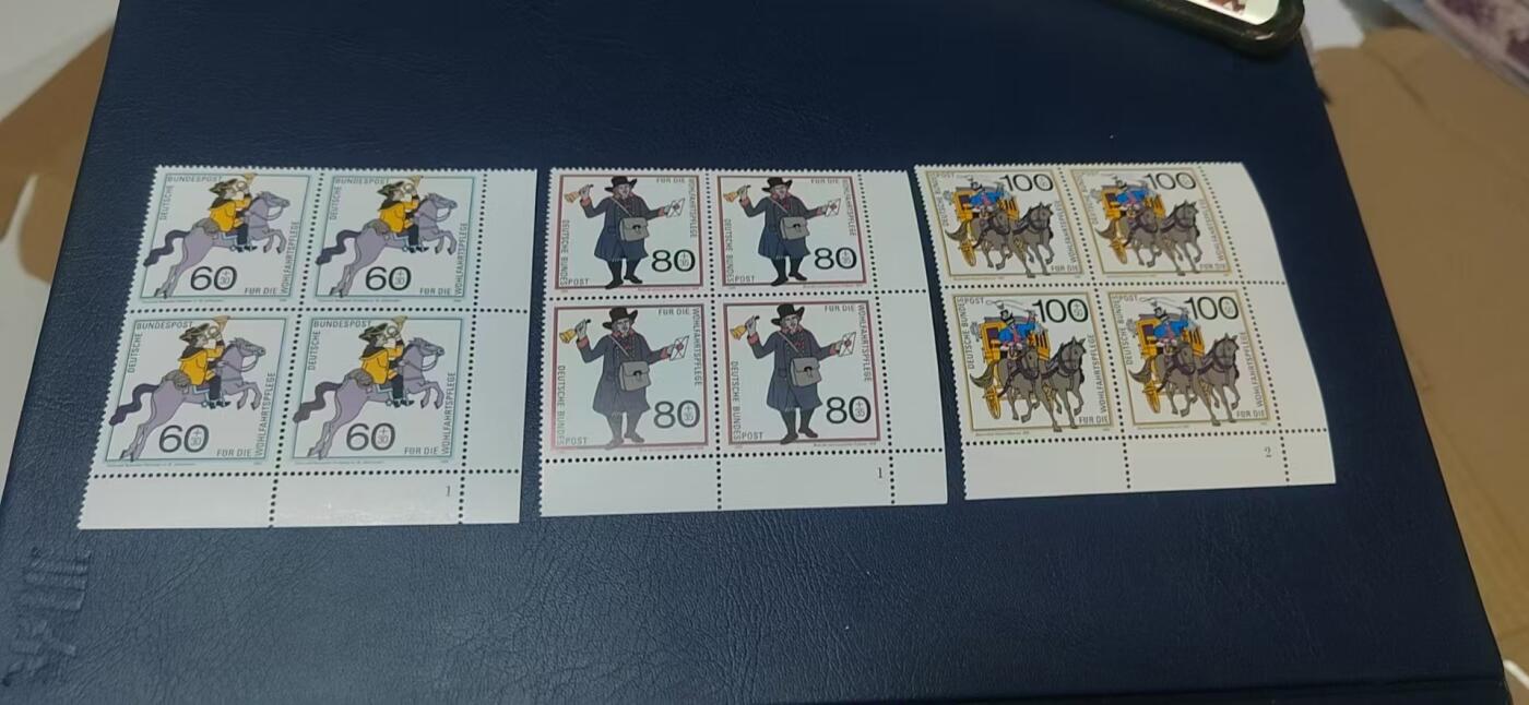 德国邮票专场，都是四方连套票！版别多多！ 德国邮票四方联一套，1989年发行，德国  邮政 邮递史  邮差  马车3全，品相如图