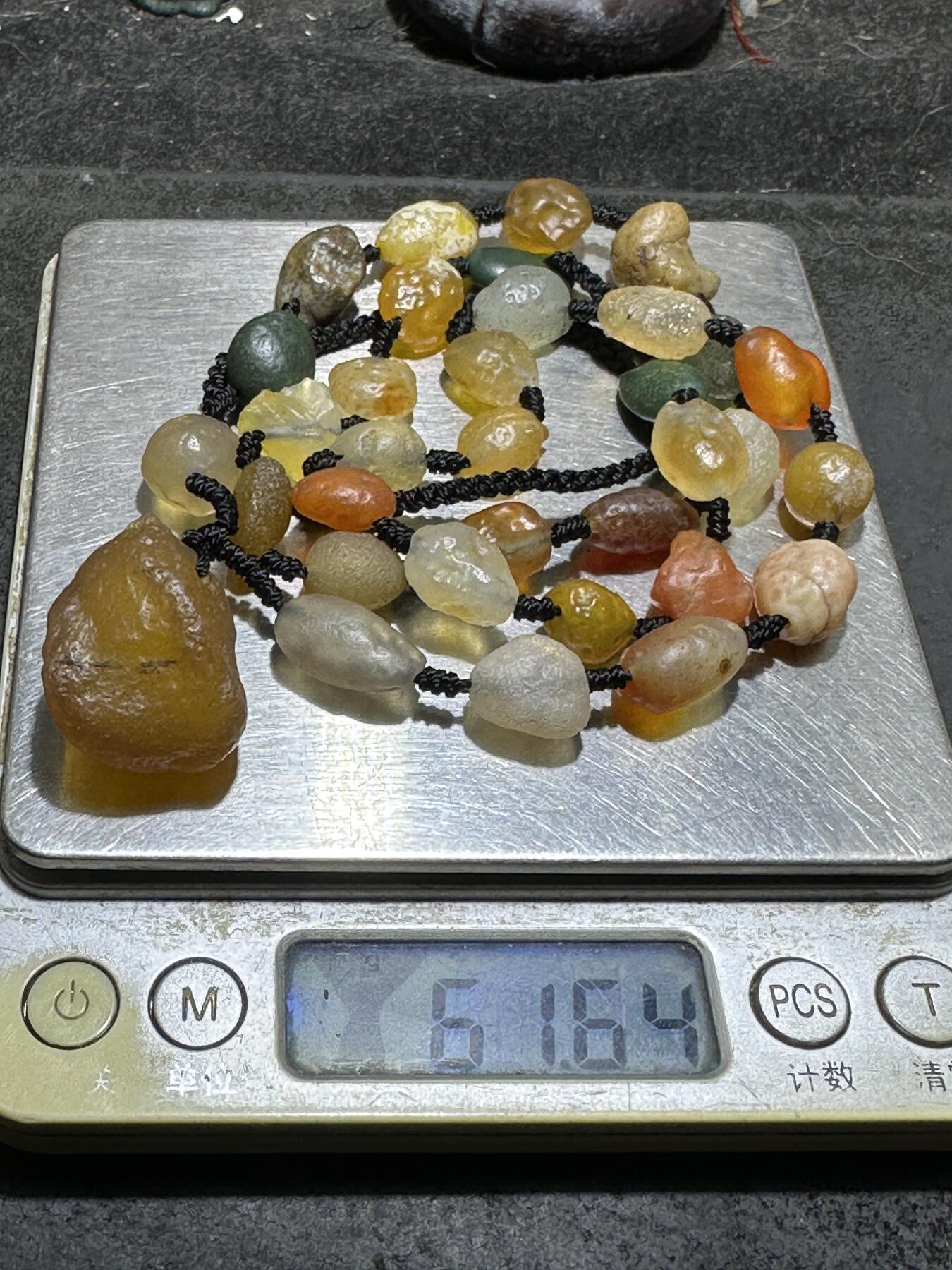 精美天然阿拉善彩珠玛瑙项链一条。