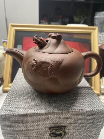 第九场：紫砂茶壶、翡翠、手镯、古钱币、机制币、纸币、毛主席徽章等，多单邮费合一，永恒包老包真。 - 志英款鱼化龙紫砂壶（带盒）