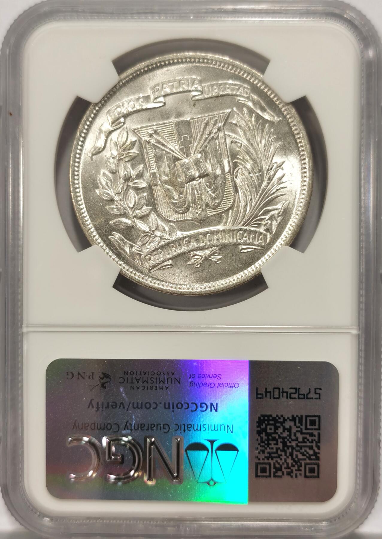 博洋堂世界钱币拍卖第097期（全场包邮） 多米尼加共和国1952年女神1比索纪念银币NGC-MS62，直径38mm，重26.7g，90%银，1939-1952年共发行35001枚。正面人物为该国印第安土著泰诺族公主，美洲版自由女神，流通版币最后一年，美洲币热门品种。原汁原味老包浆，包浆醇厚润泽，币面清爽干净又漂亮，状态极佳。低评，状态和品质绝对不输MS63。
