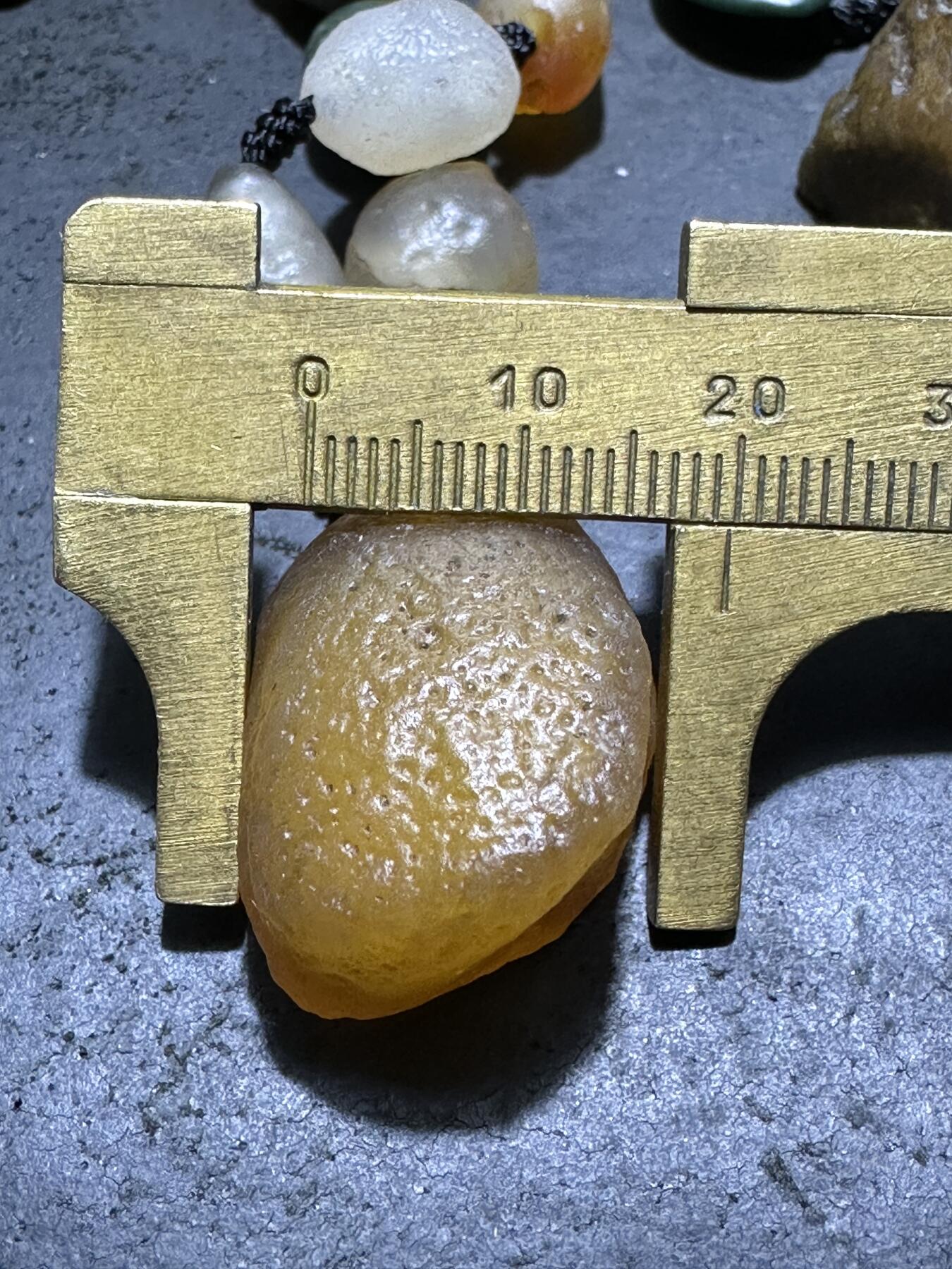 精美天然阿拉善彩珠玛瑙项链一条。