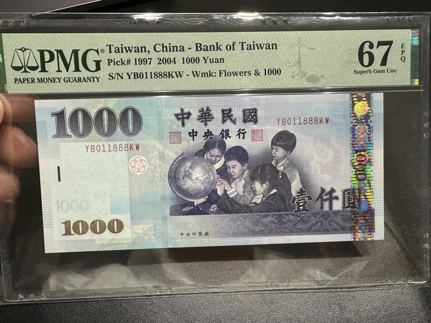 《外钞收藏家》第四百三十一期（连拍场） 2004年台湾省1000元 无47 PMG67 888豹子号