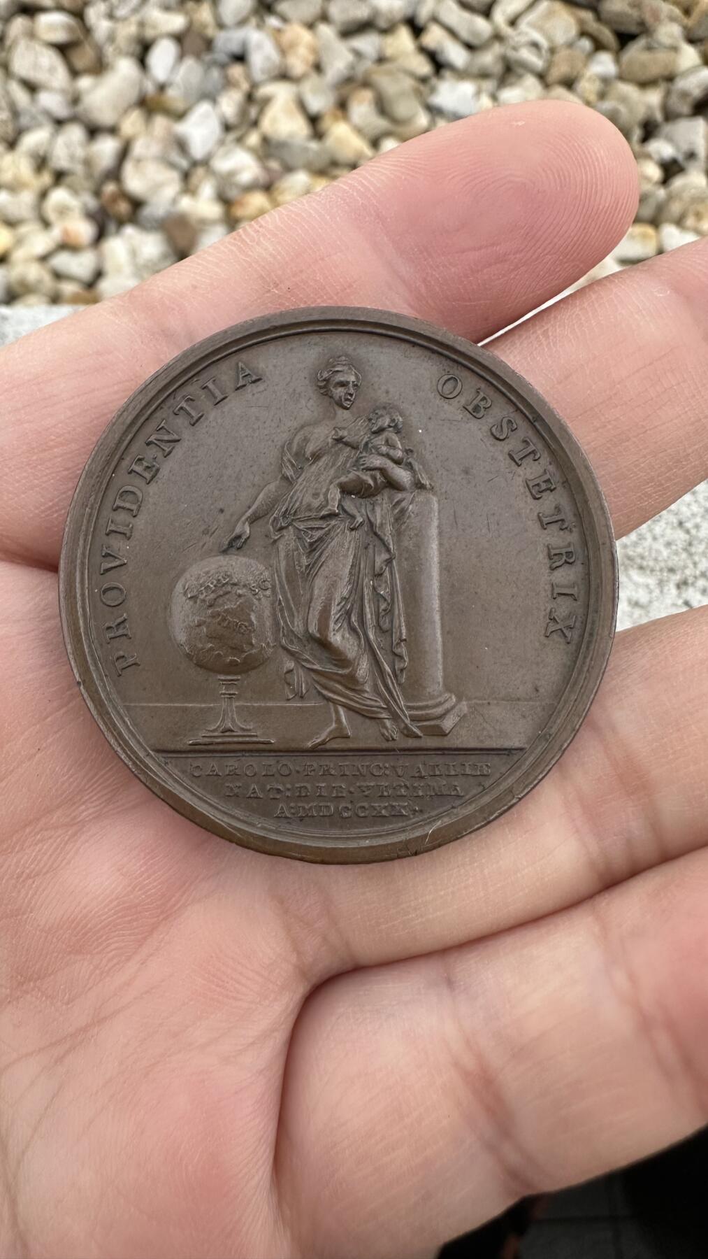 1720年英国王储查理王子诞生纪念章  直径41mm，重35克 目录Eimer 488