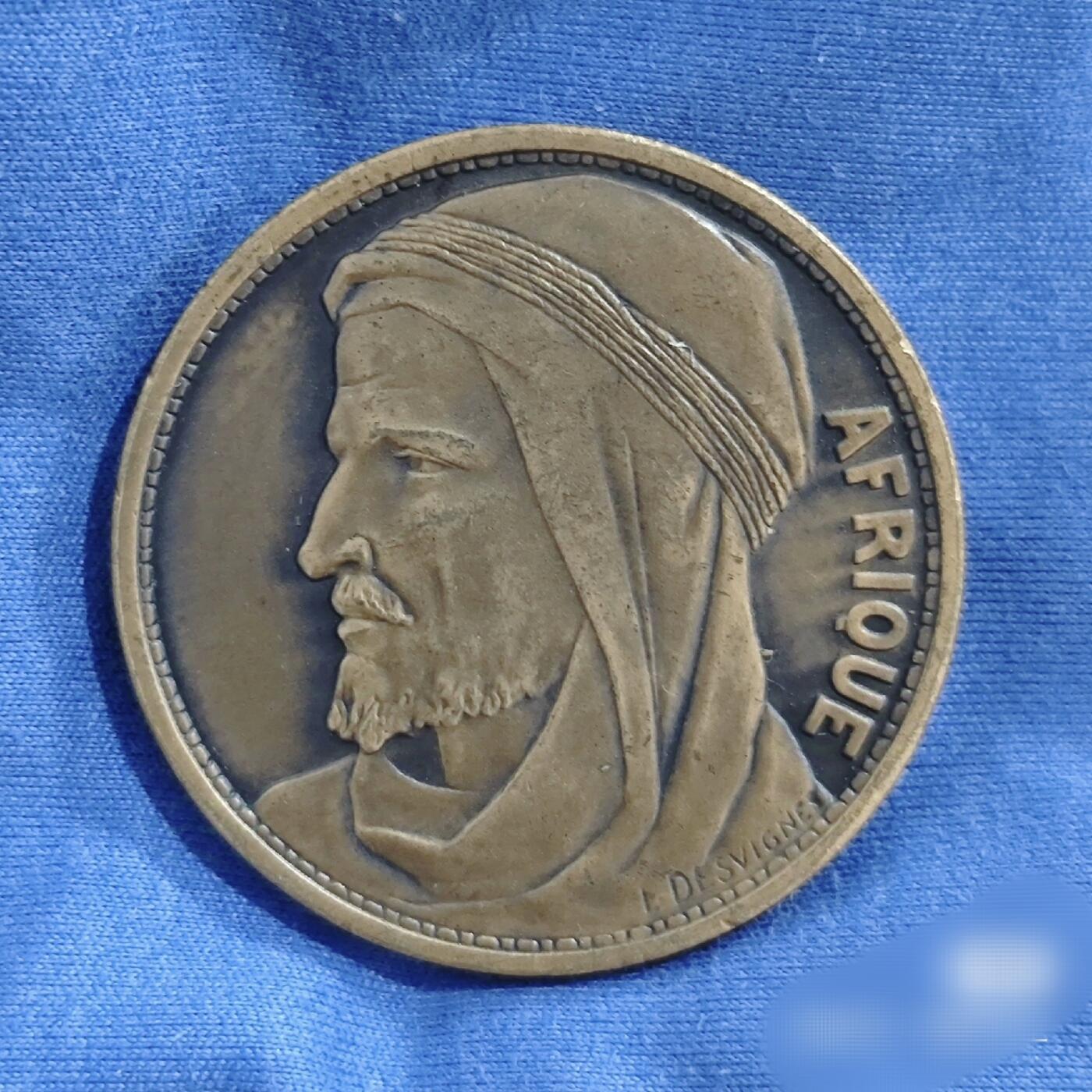 极美品1931年法殖博览会北非阿拉伯男子小铜章