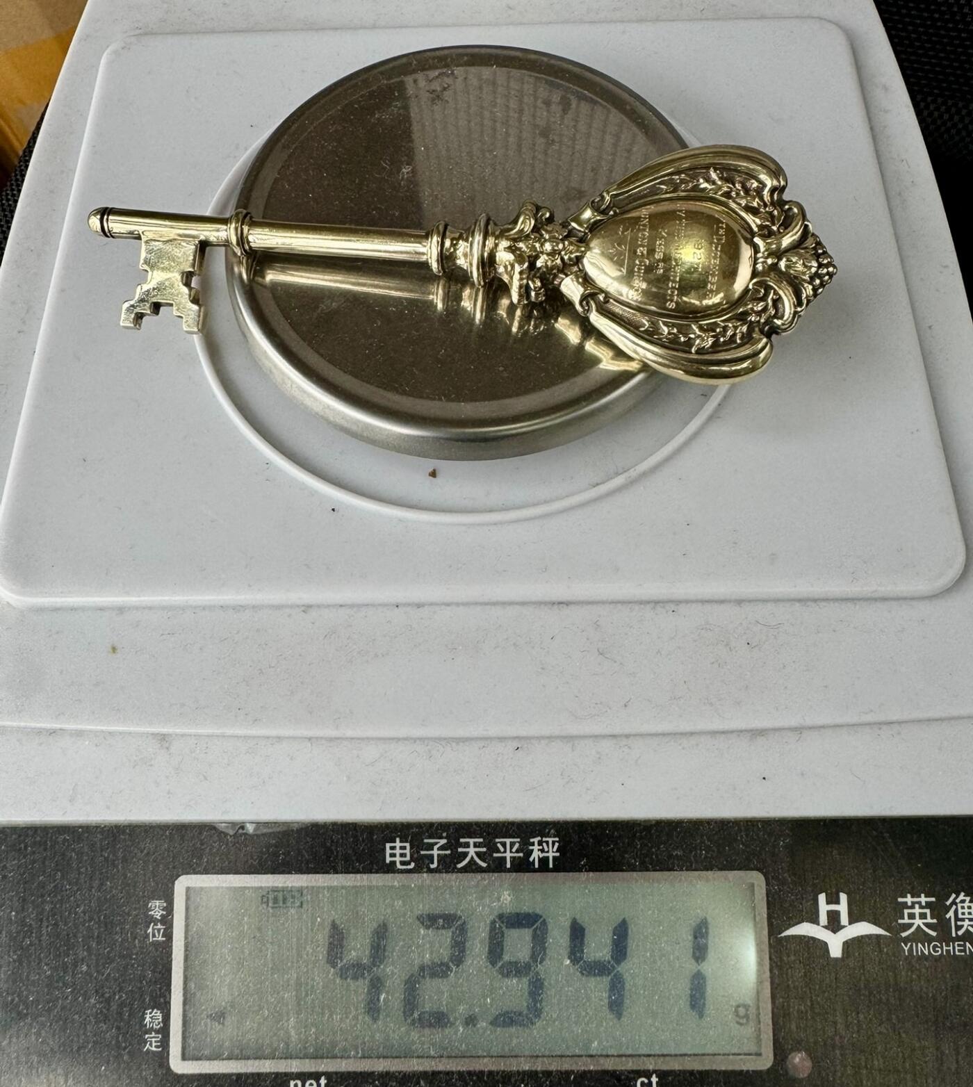 1927年颁发的英国回流古董纯银鎏金纪念钥匙，由著名徽章大师Elkington & Co制作，中间是空心设计工艺焊接难度大，整体工艺精湛，长约120毫米宽约40毫米重42.9克，双面都有刻铭纪念重大事件，因为是中空的反面有几处凹陷但表面鎏金完好无损(见最后一图)。