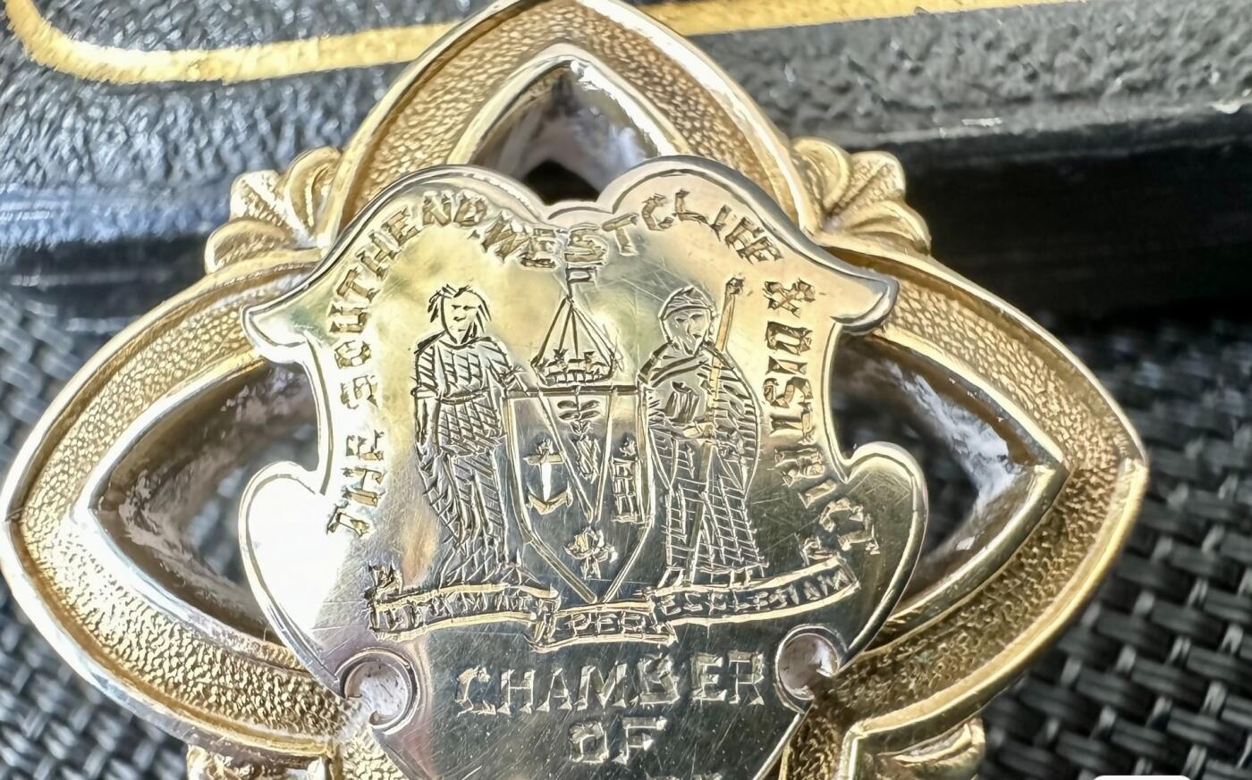 1925年制作英国中古纯银鎏金纪念钥匙，由知名金银匠威廉姆詹姆斯丁利W·J·D制作，刻铭是纪念1965年该商业协会总部开放纪念。长105毫米，宽35毫米，重42.3克带原盒。