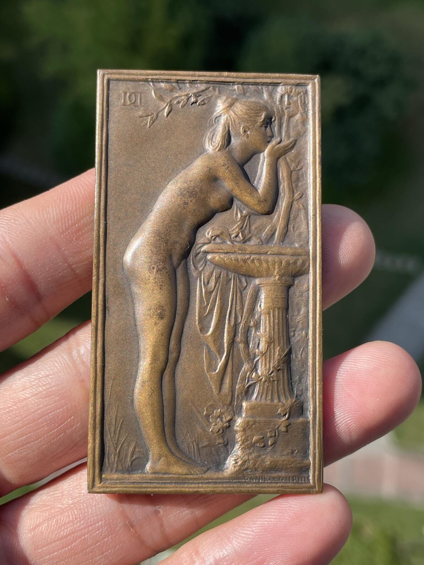 「木头集藏」章牌精品专场 D.Dupuis～法国‘泉’ 艺术铜章，尺寸：66×36 mm，无边铭，名家代表作品，品相很不错！