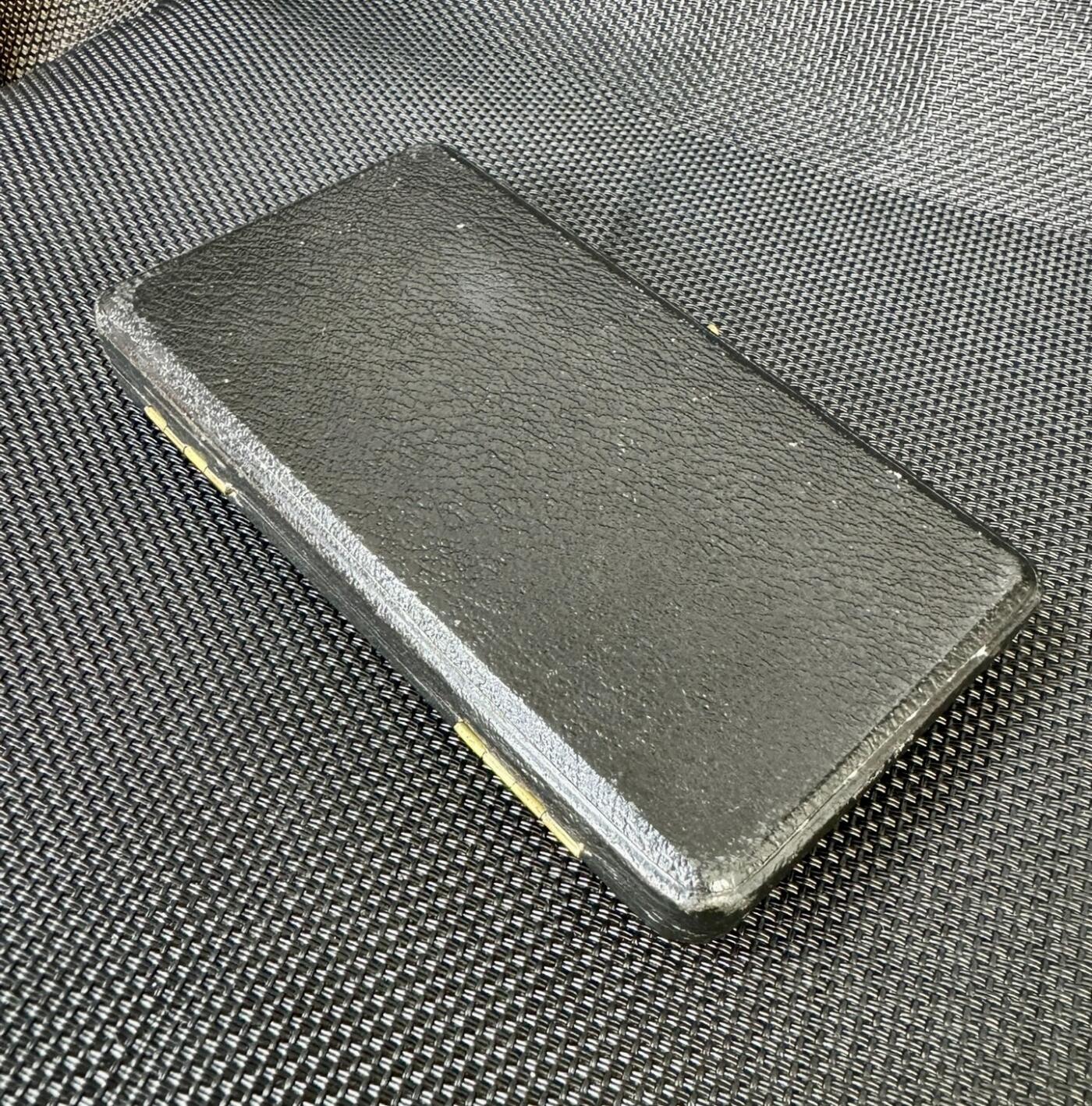 1925年制作英国中古纯银鎏金纪念钥匙，由知名金银匠威廉姆詹姆斯丁利W·J·D制作，刻铭是纪念1965年该商业协会总部开放纪念。长105毫米，宽35毫米，重42.3克带原盒。