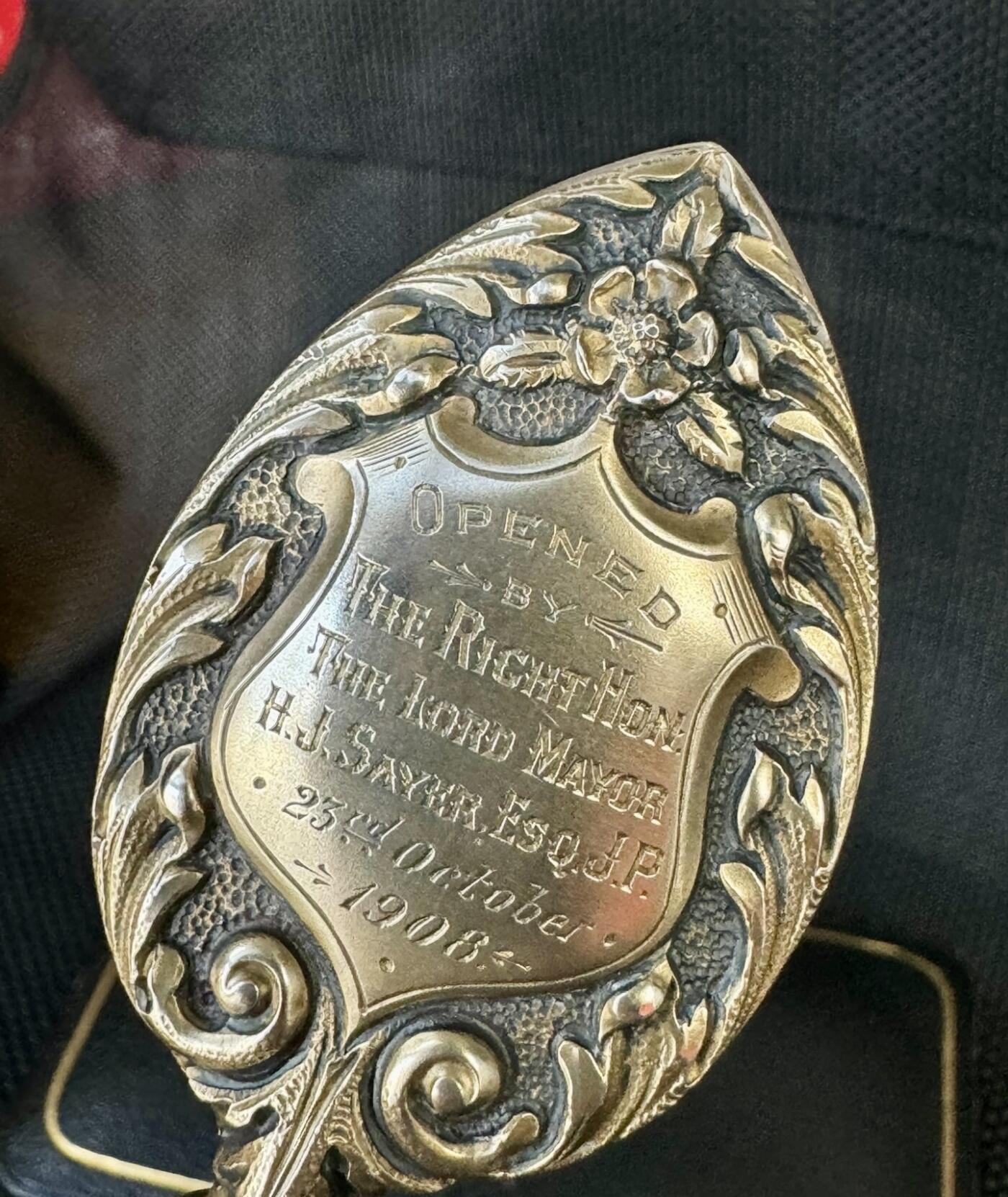 1908年英国伯明翰皇后医院扩建大型纯银珐琅彩古董纪念钥匙，长13.7厘米，宽3.6厘米，重达62克。此钥匙造型别致，厚重大气，工艺精湛，著名工匠WS制作。