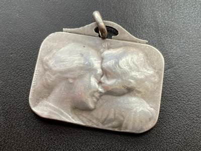 「木头集藏」章牌精品专场 - O.Yencesse～法国“母爱之吻”银章  尺寸：35×30.5 mm，17.3 g，边铭：丰饶角 1 ARGENT。Yencesse朦胧浅浮雕代表作，精致细腻，很少见。