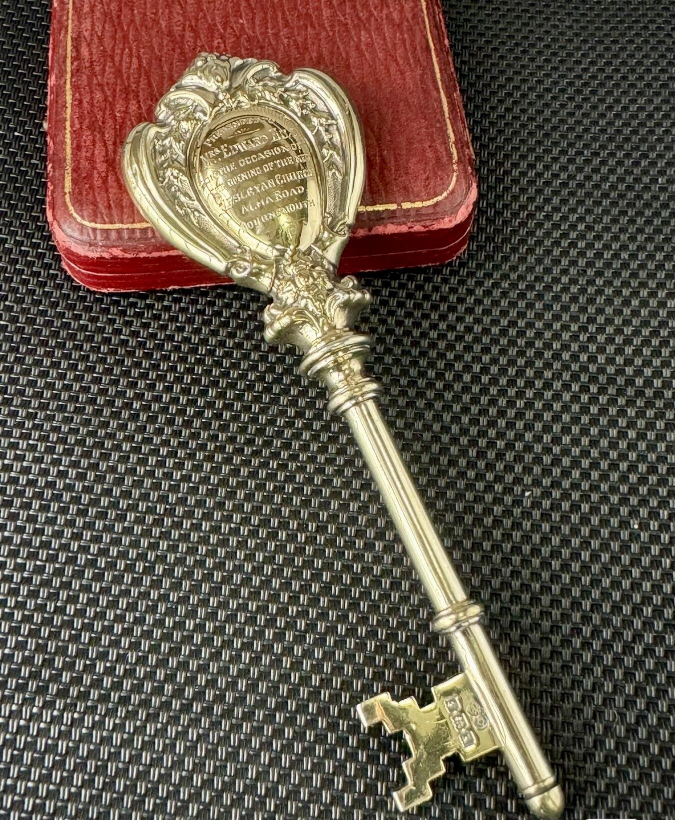 1927年颁发的英国回流古董纯银鎏金纪念钥匙，由著名徽章大师Elkington & Co制作，中间是空心设计工艺焊接难度大，整体工艺精湛，长约120毫米宽约40毫米重42.9克，双面都有刻铭纪念重大事件，因为是中空的反面有几处凹陷但表面鎏金完好无损(见最后一图)。