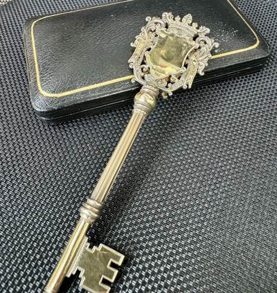 1900年制作超大型英国古董纯银鎏金纪念钥匙，双面金光闪闪无刻铭，英国四标全，由著名工匠J·F制作，长143毫米，宽约41毫米重达75.6克，工艺精湛是收藏把玩的好物件。 - 1900年制作超大型英国古董纯银鎏金纪念钥匙，双面金光闪闪无刻铭，英国四标全，由著名工匠J·F制作，长143毫米，宽约41毫米重达75.6克，工艺精湛是收藏把玩的好物件。
