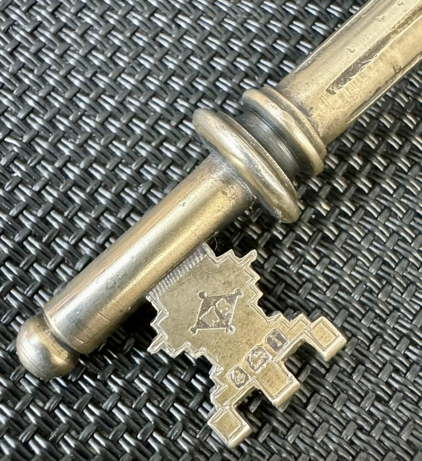 1908年英国伯明翰皇后医院扩建大型纯银珐琅彩古董纪念钥匙，长13.7厘米，宽3.6厘米，重达62克。此钥匙造型别致，厚重大气，工艺精湛，著名工匠WS制作。