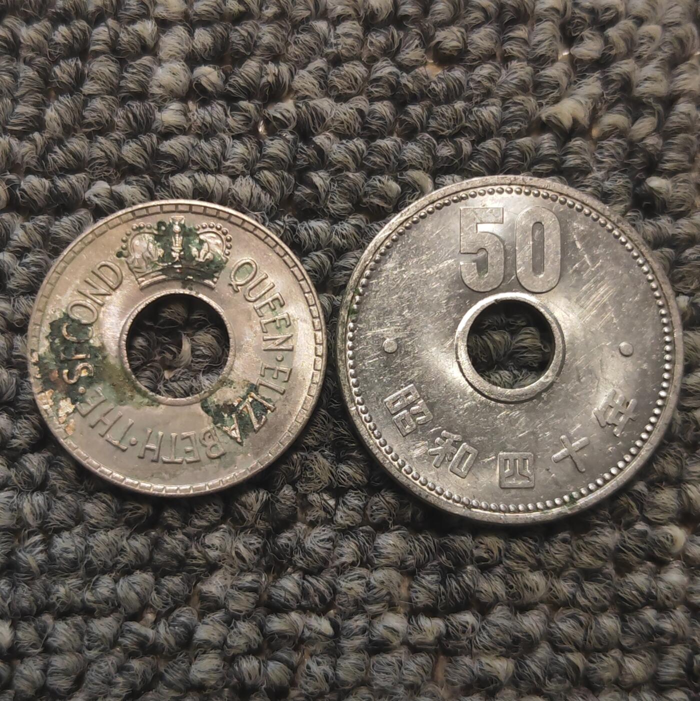 斐济日本中孔硬币两枚