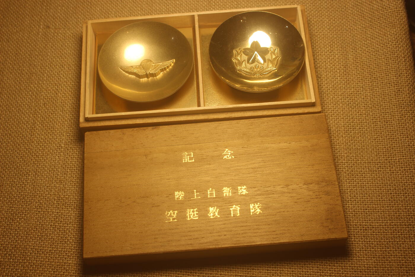 2024.10.30日货小拍卖 陆自空挺教育队纪念酒盏一组，铜质镀金，直径约7.5厘米，附原盒，近库存品相，原主人名字被涂抹
