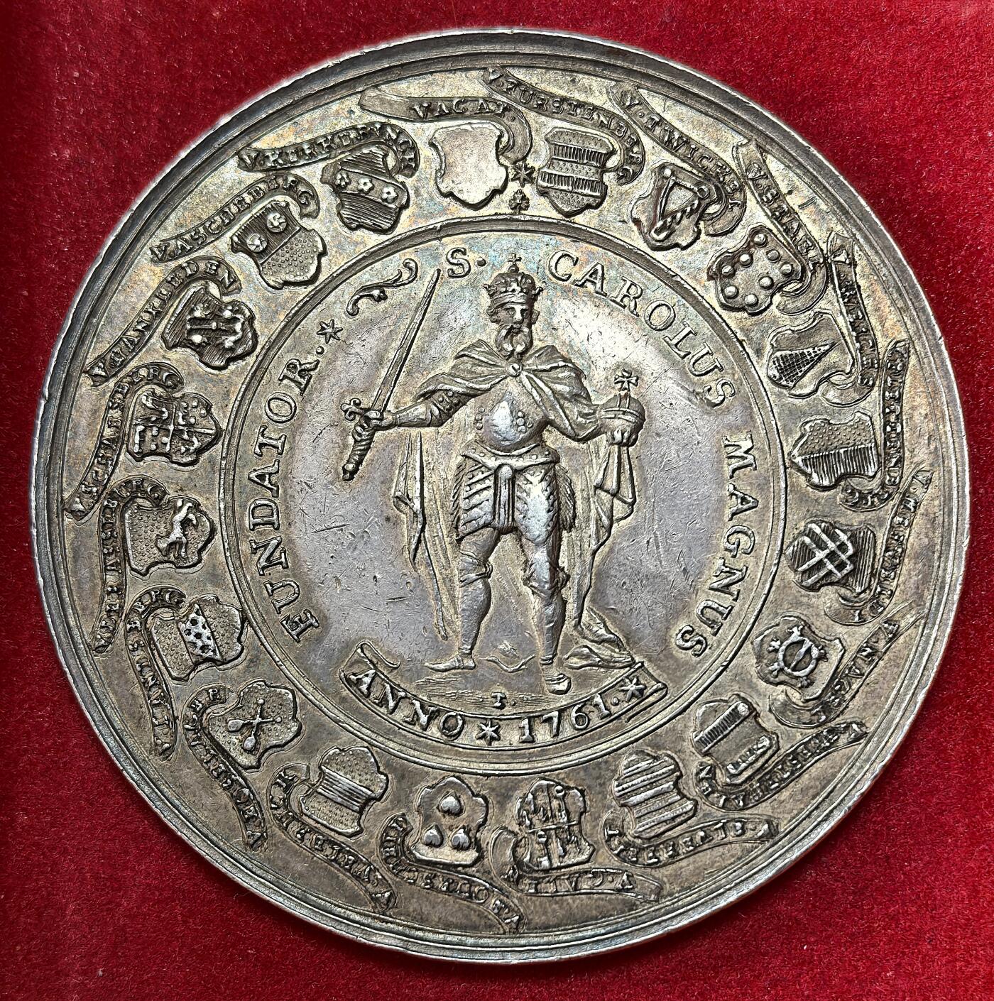 FXS世界钱币微拍第二百八十七期 1761德国明斯特主教区军团1.5泰勒大银AU，两面盾徽围绕着圣保罗和查理曼大帝，包浆厚重，古意盎然的一枚大规格1.5泰勒，直径55mm。