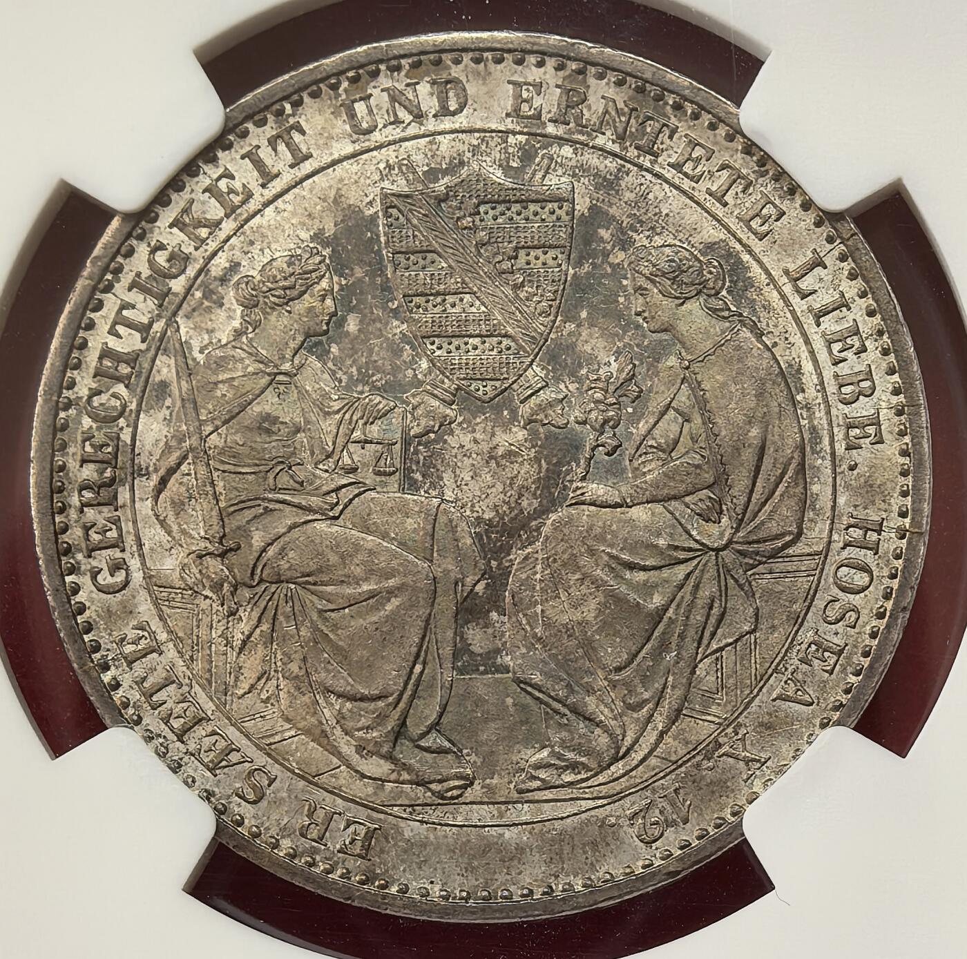 FXS世界钱币微拍第二百八十七期 1854F德国萨克斯国王逝世纪念泰勒NGC-UNCD，错杀，一色深灰彩，完全看不出正面清洗痕迹，重评出分几率不小。